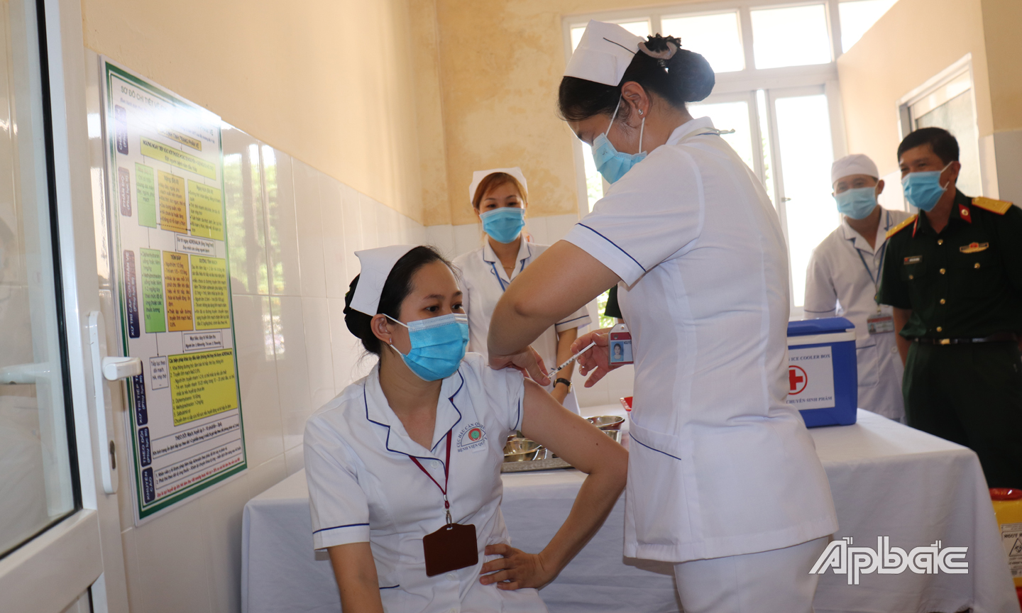 22 cán bộ được tiêm vắc xin ngừa Covid-19 trong đợt 1