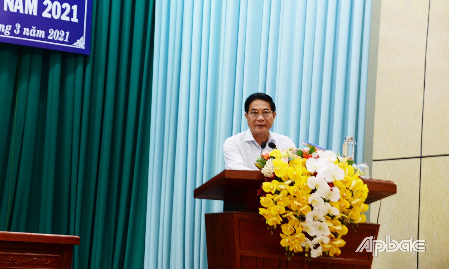 đồng chí Nguyễn Văn Nhã, Ủy viên Thường vụ trực, Trưởng Ban tổ chức Tỉnh ủy gợi ý thảo luận