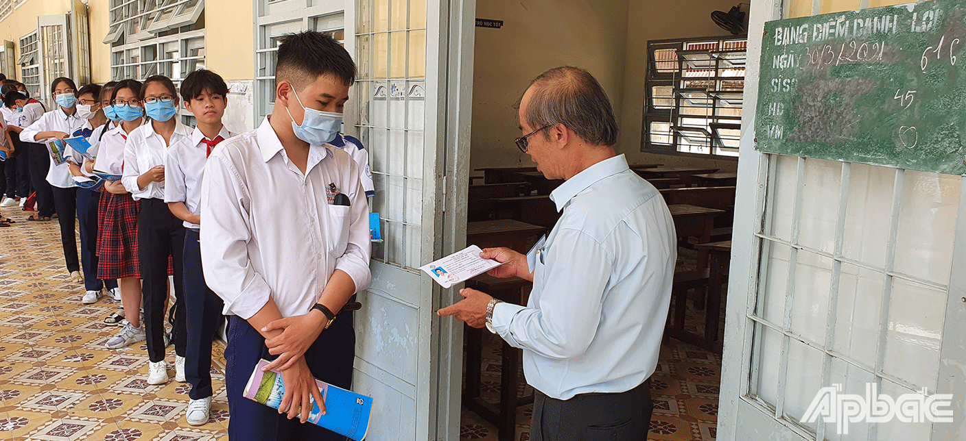 Giám thị gọi thí sinh vào phòng thi. 