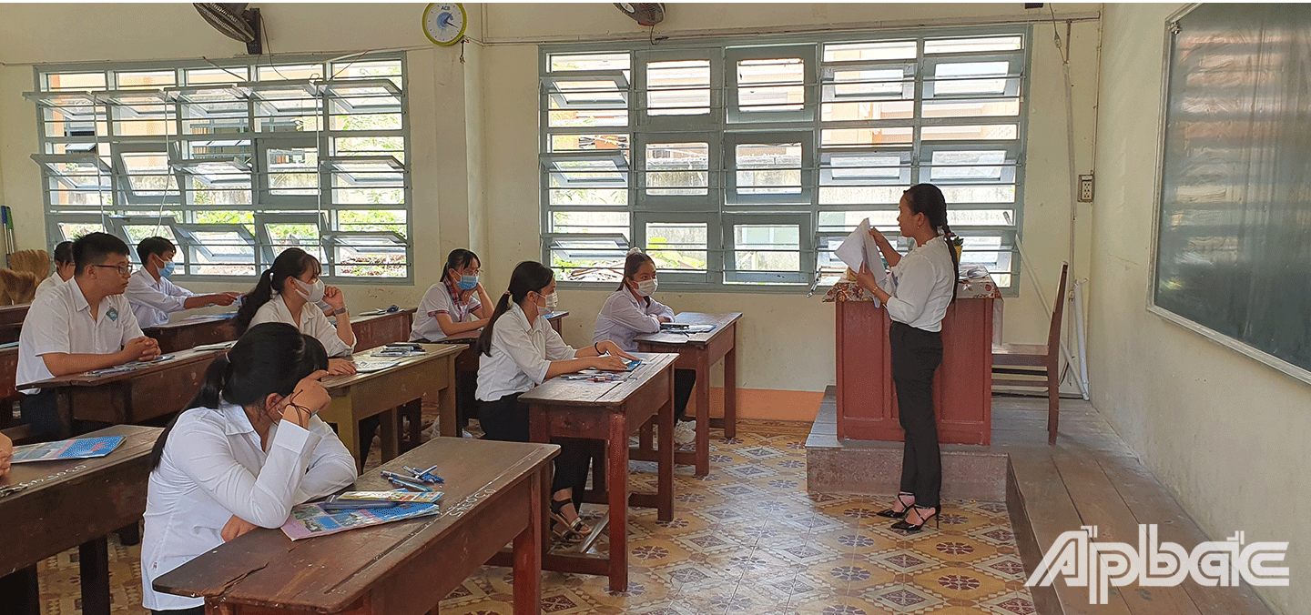 Gi ám thị hướng dẫn thí sinh điền thông tin giấy thi. 