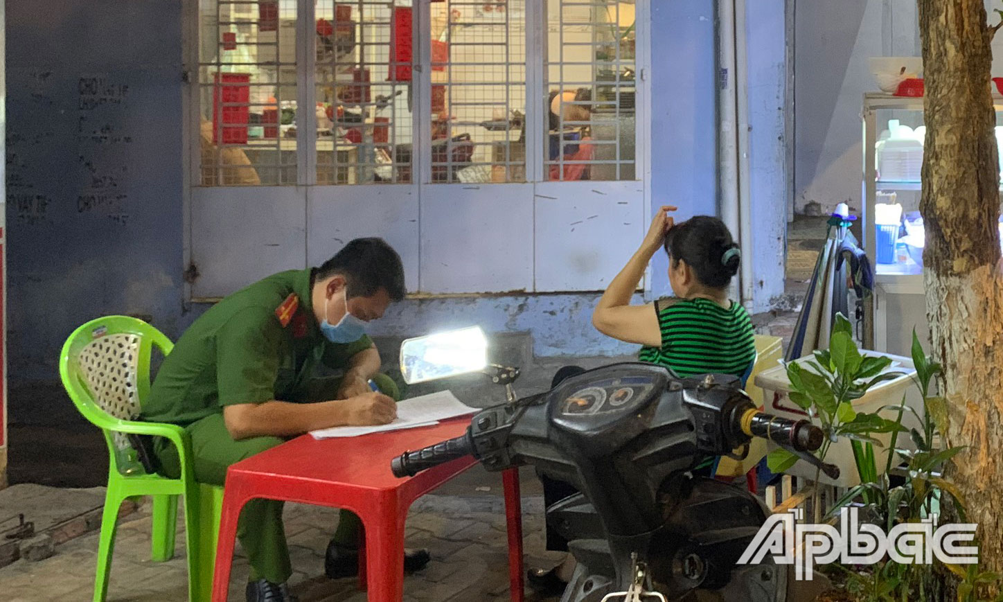 Cơ quan công an tiến hành điều tra từ một số người dân. 