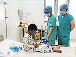 Người cha hiến thận cứu con trai 9 tuổi