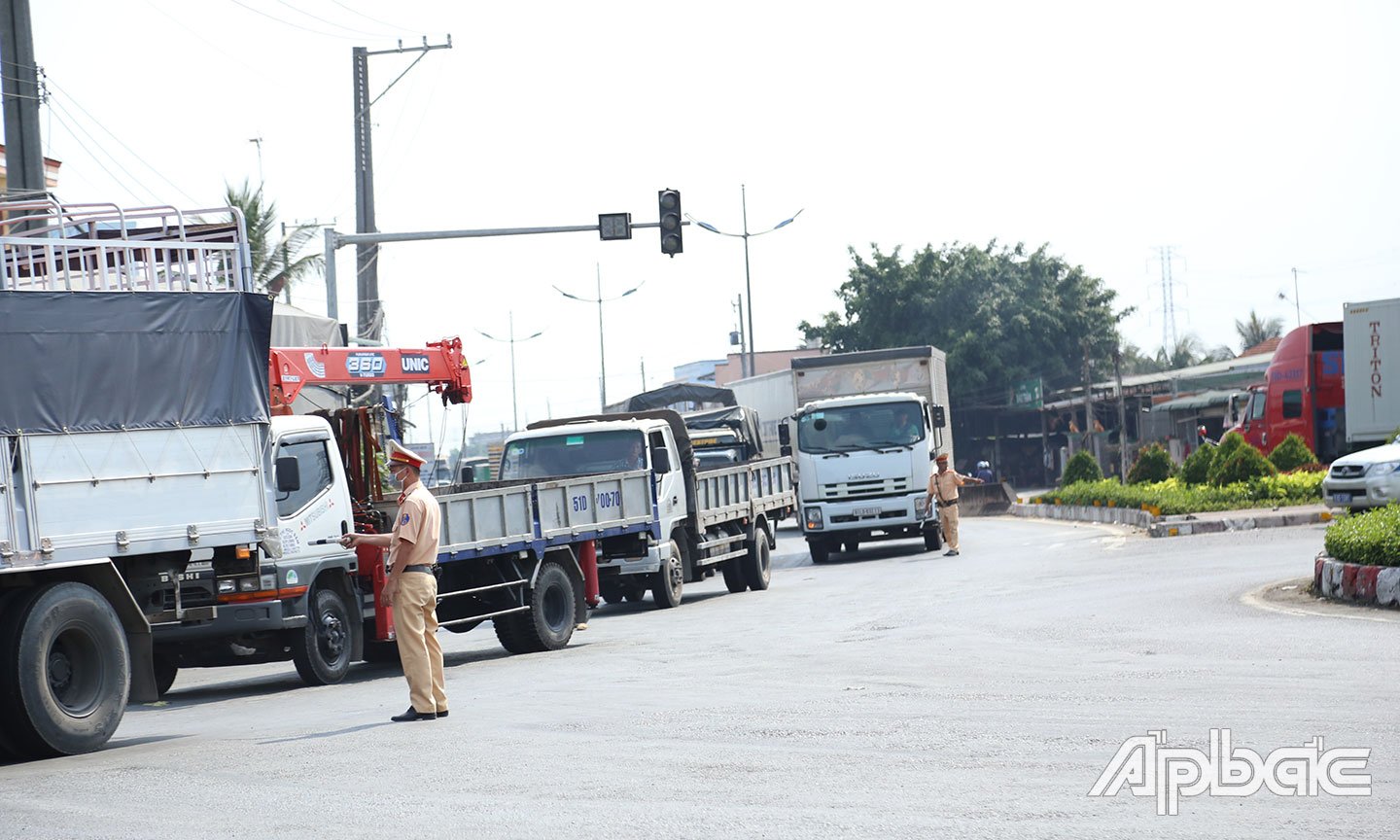 Lực lượng CSGT liên tục có mặt điều tiết giao thông tại điểm nóng. 