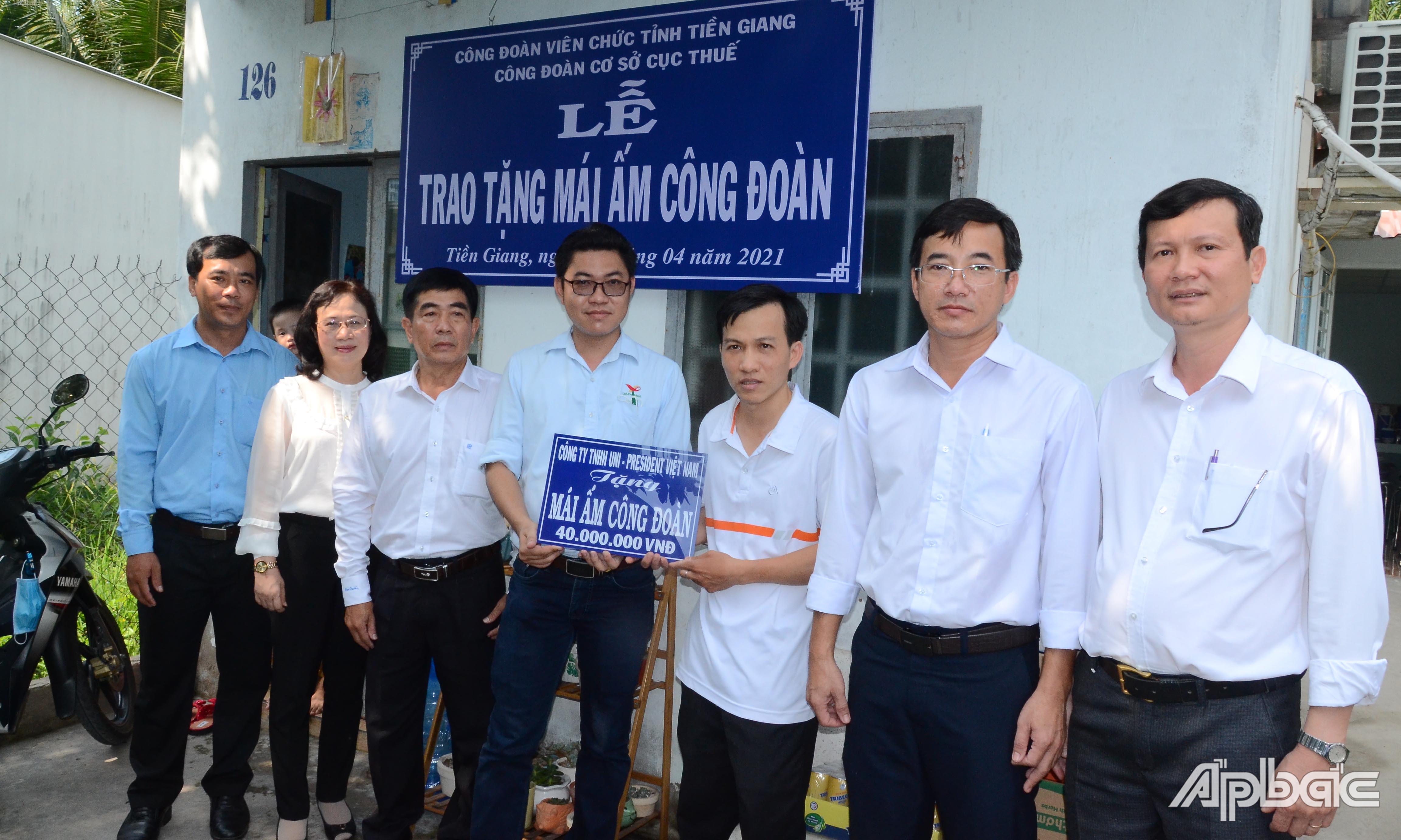 Lãnh đạo Cục Thuế tỉnh và nhà tại trợ trao bảng chứng nhận mái ấm công đoàn cho đồng chí Thái Thanh Phúc. 