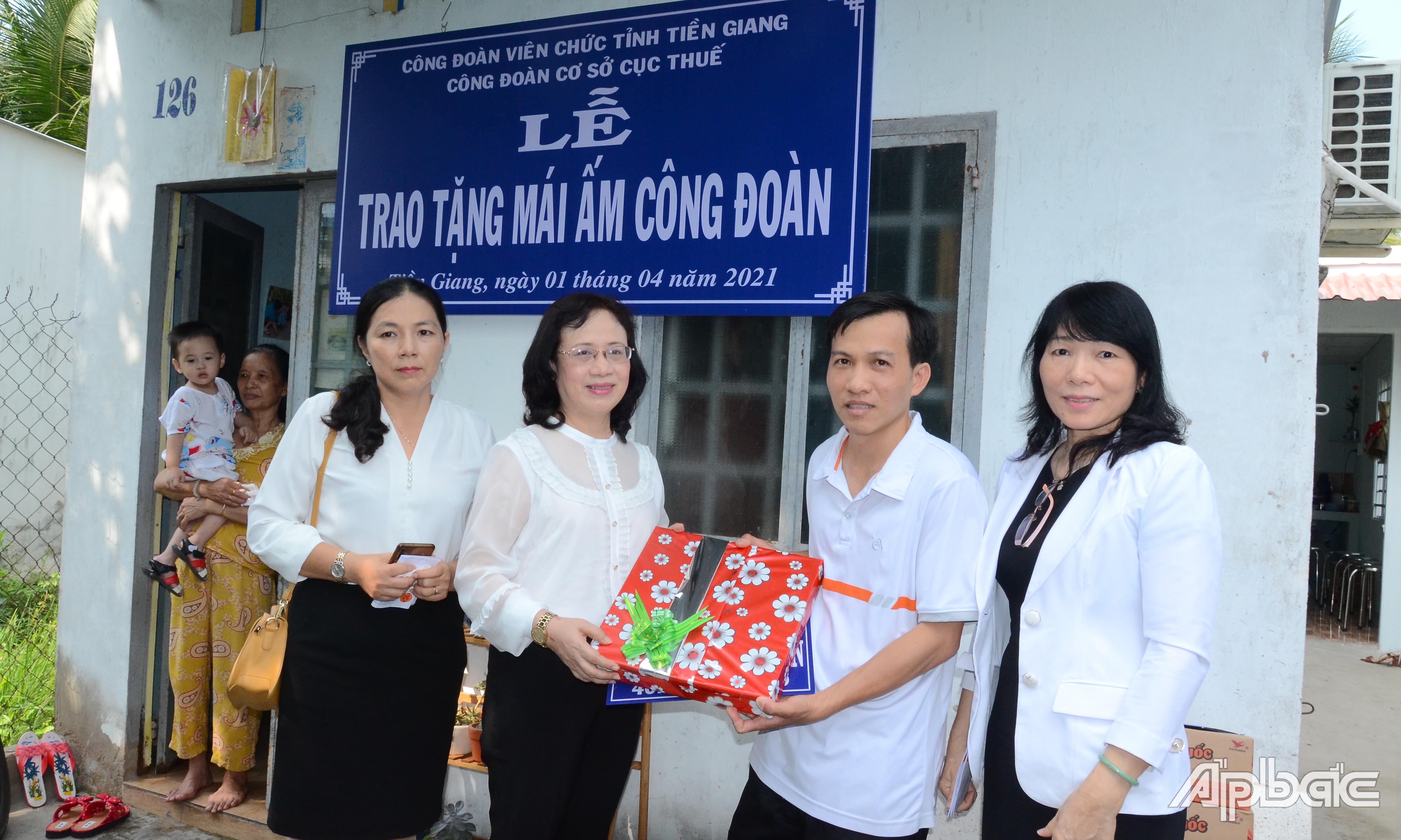 Lãnh đạo Cục Thuế tỉnh tặng quả cho đồng chí Phúc.