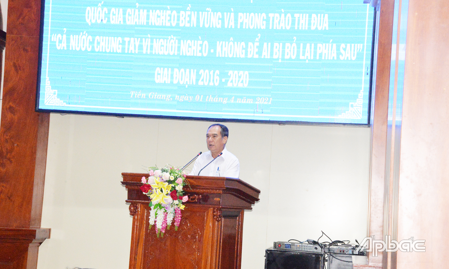 Đồng chí Phan Thanh Vân, Phó Giám đốc Sở LĐ-TB&XH Tiền Giang báo cáo tóm tắt đánh giá cuối kỳ Chương trình quốc gia giảm nghèo bền vững giai đoạn 2016-2020