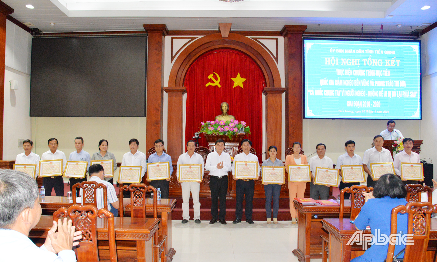 Đồng chí Nguyễn Văn Mười trao Bằng khen cho các tập thể, cá nhân có thành tích xuất sắc