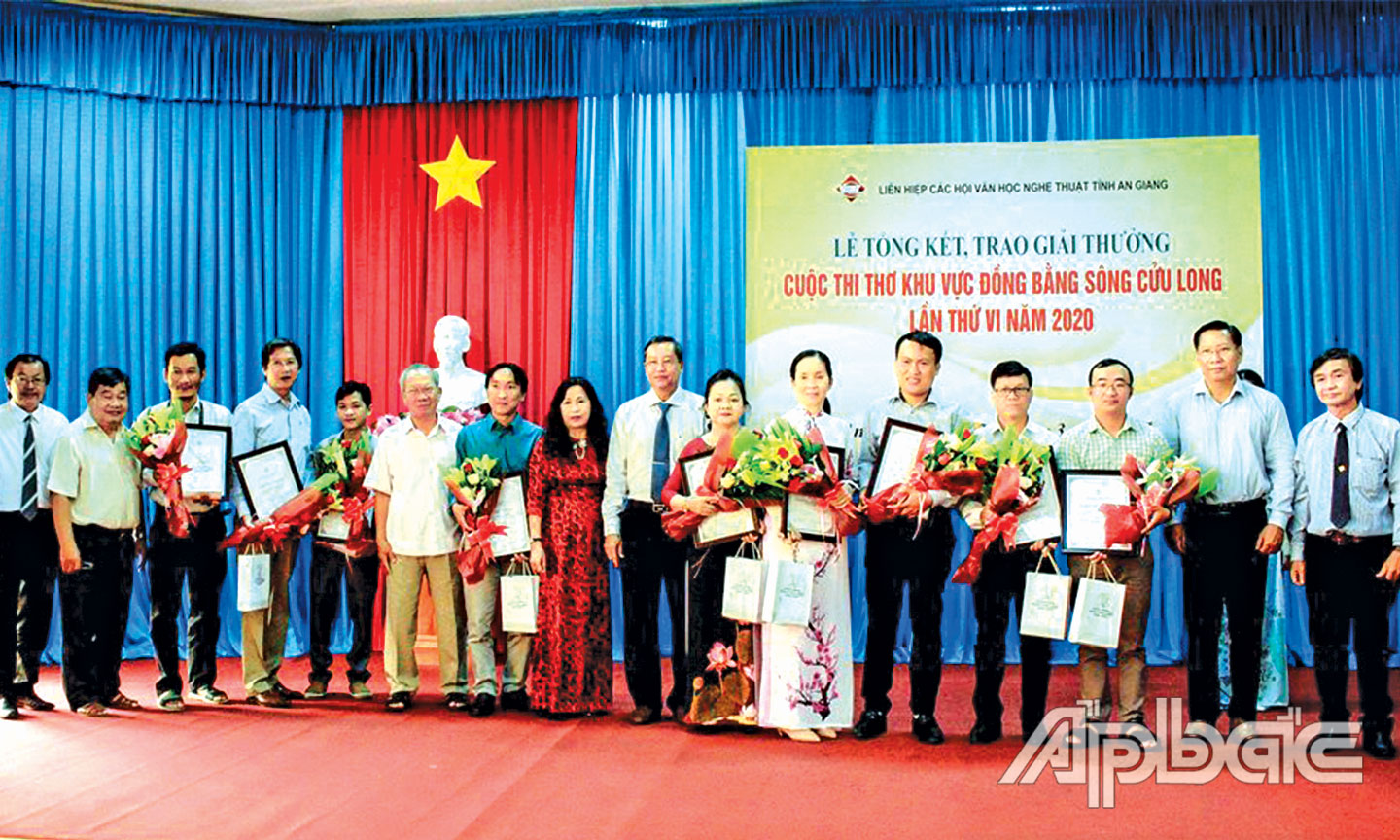 Các tác giả đoạt giải chụp ảnh lưu niệm với lãnh đạo tỉnh An Giang.