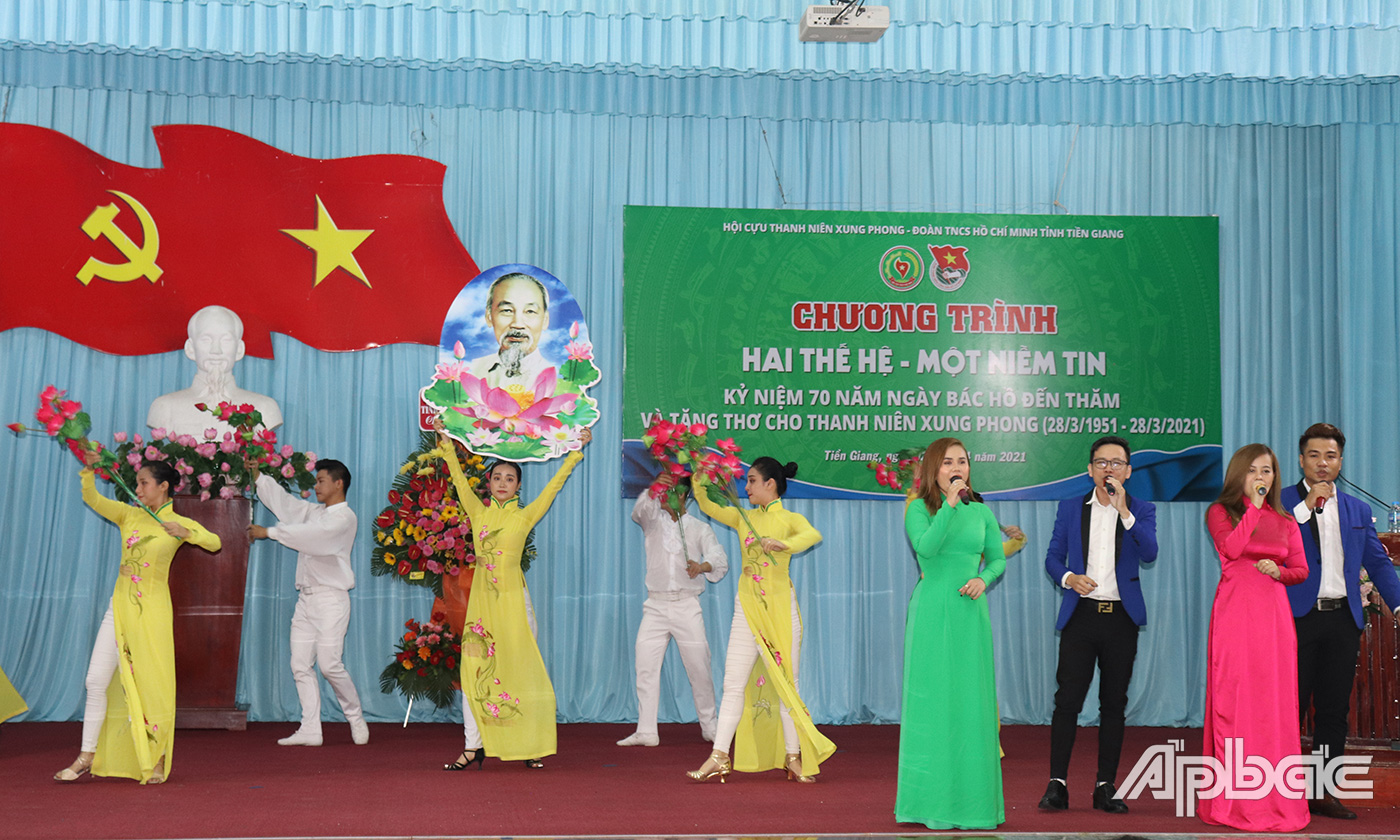 Chương trình văn nghệ chào mừng kỷ niệm 70 năm Bác Hồ tặng thơ cho Thanh niên xung phong.