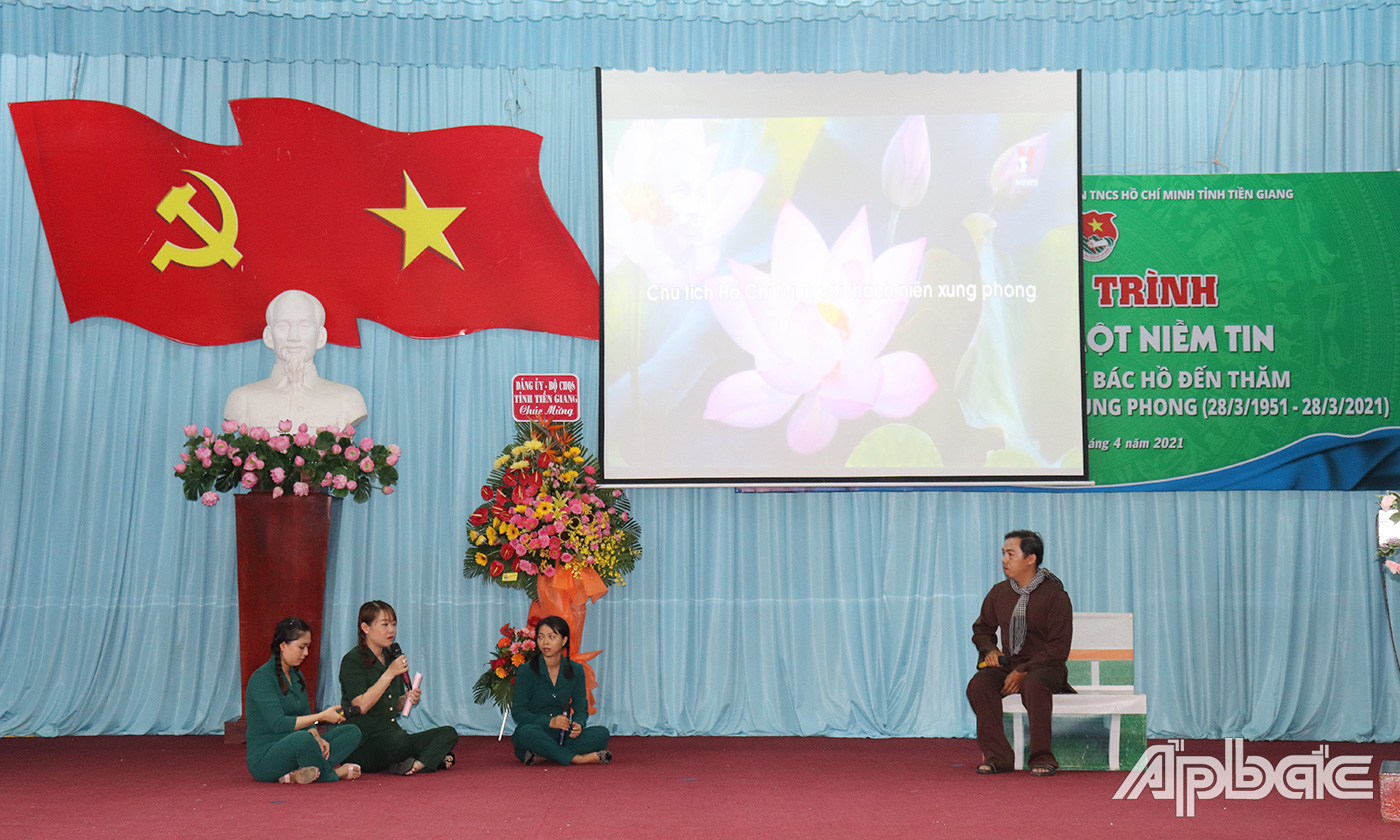  Các bạn đoàn viên tái hiện khoảnh khắc lịch sử Bác Hồ đến thăm và tặng thơ Thanh niên xung phong.