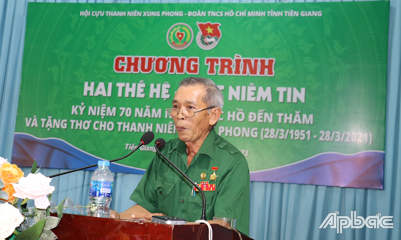 Ông Hồ Văn Khuyên, PCT Hội Cựu TNXP huyện Cai Lậy chia sẻ những kỷ niệm khi tham gia các hoạt động TNXP.
