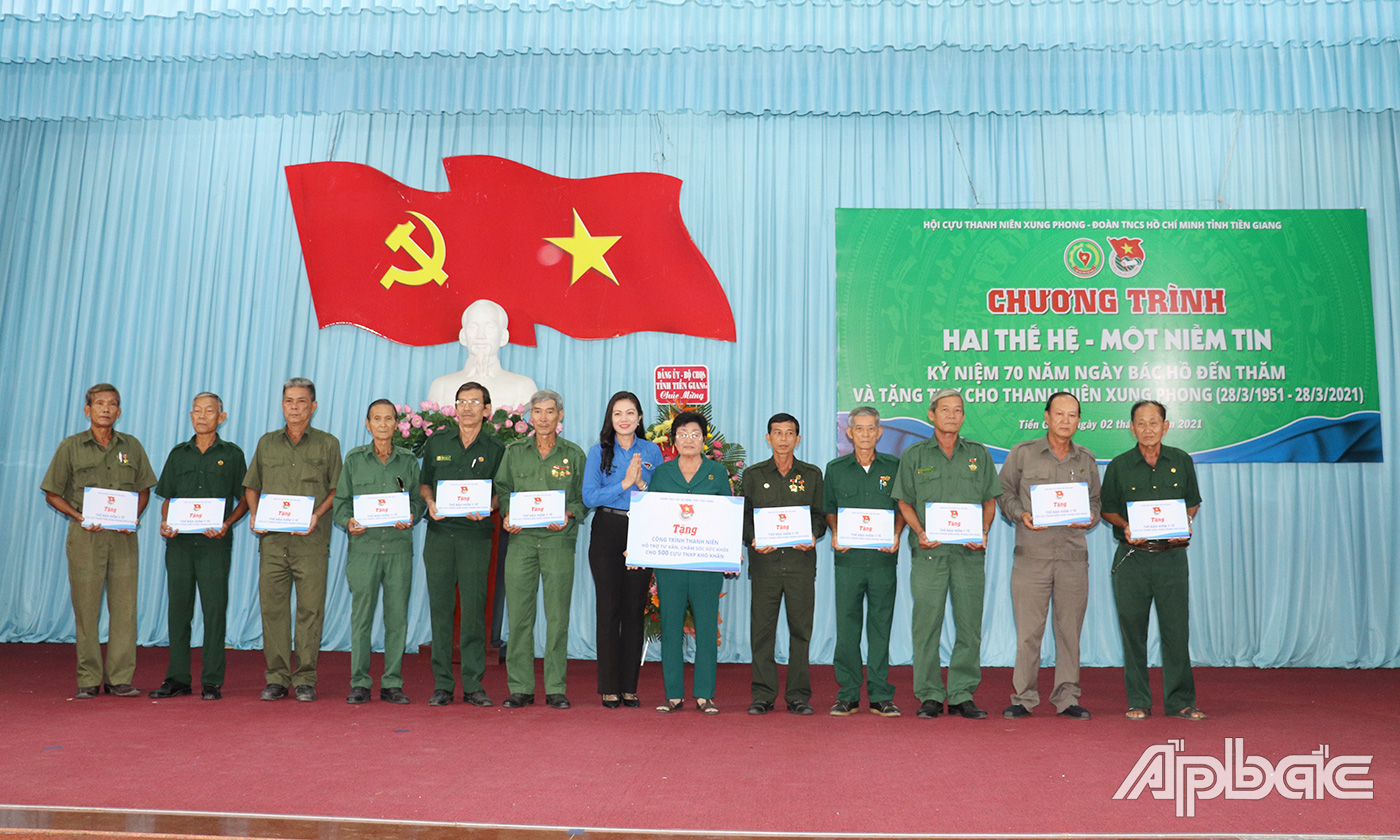 Đồng chí Nguyễn Thị Uyên Trang tặng 11 bảo hiểm y tế cho các cô chú Cựu TNXP khó khăn tại các huyện, thành, thị.