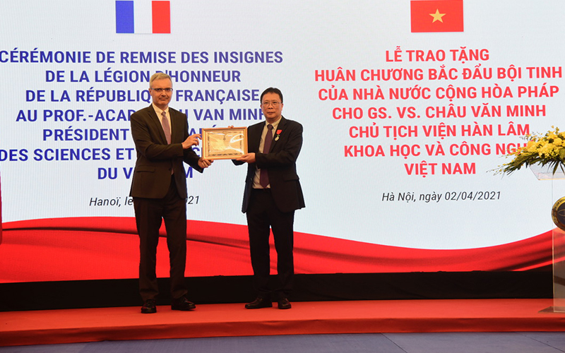 Đại sứ Cộng hòa Pháp tại Việt Nam Nicolas Warnery thay mặt Nhà nước Pháp trao Huân chương Bắc đẩu bội tinh cho GS Châu Văn Minh.