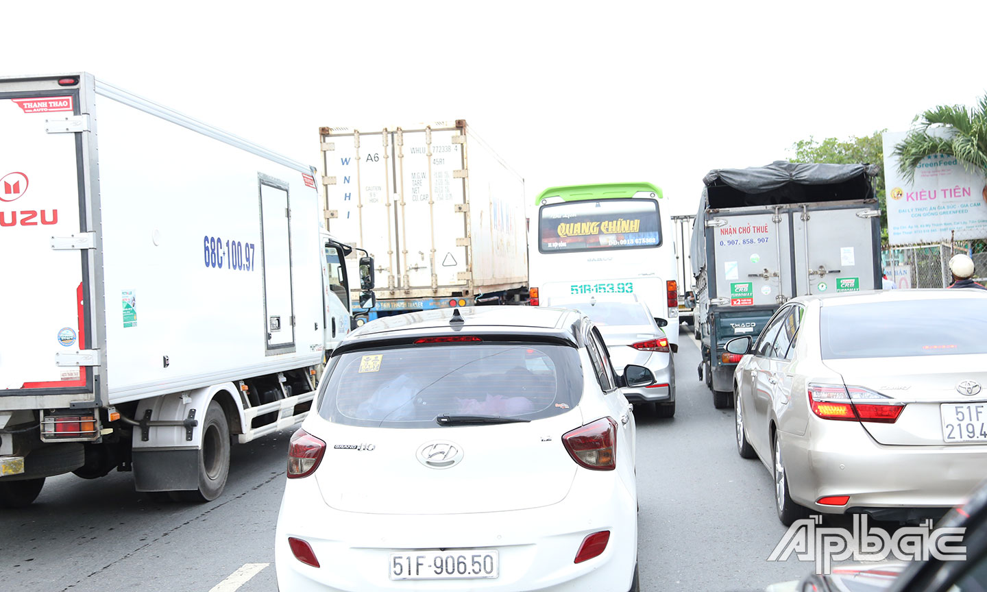Vụ tai nạn khiến phương tiện 2 bên di chuyển chậm.