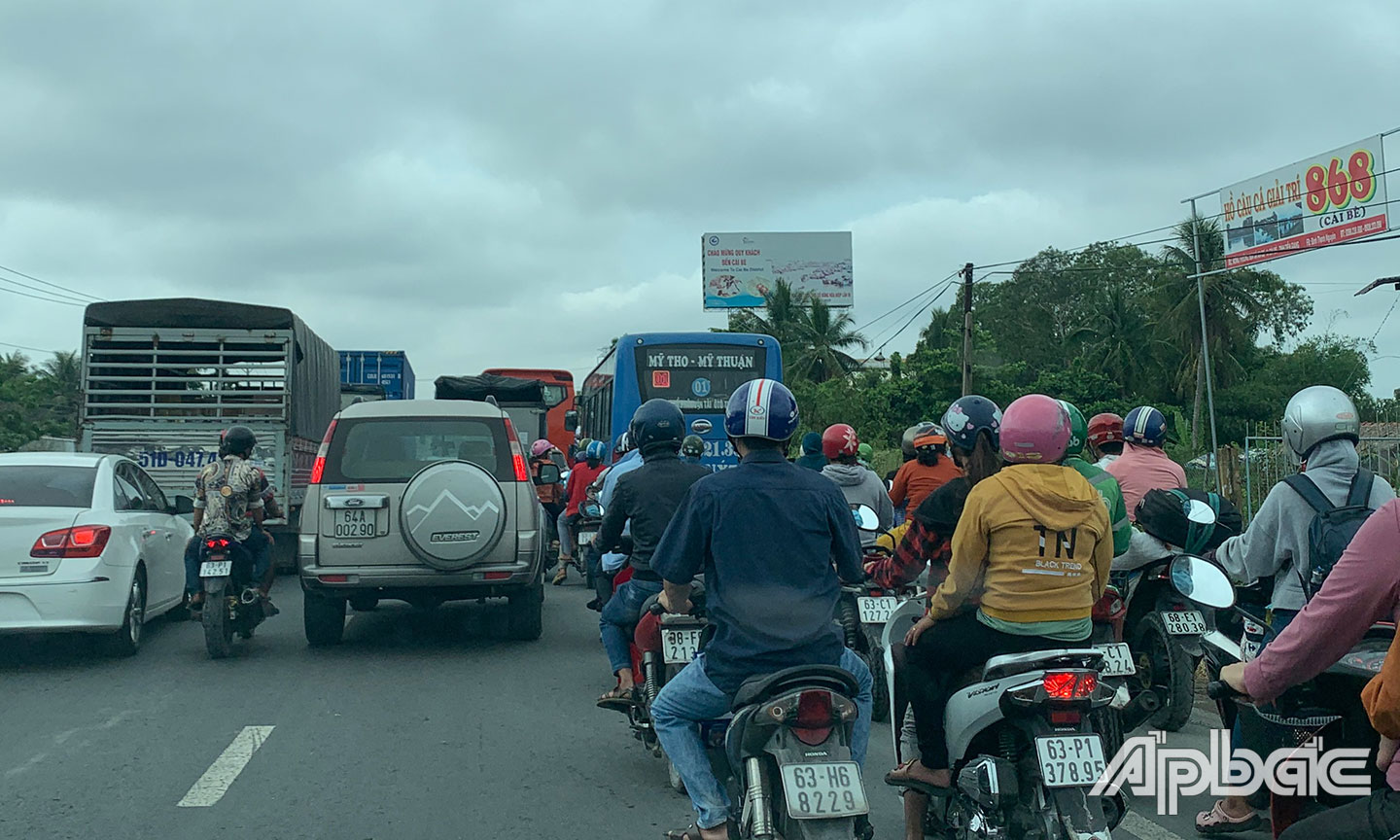 Các phương tiện tranh nhau vượt khiến khu vực trên trở nên phức tạp.