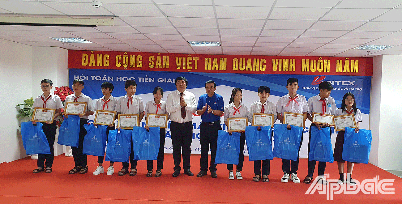 Bna tổ chức trao giải.