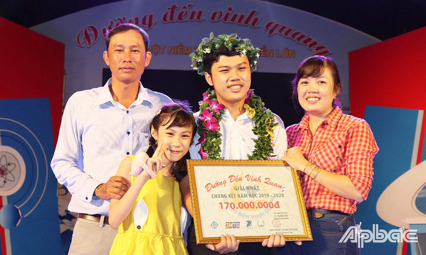 Nguyễn Hồ Tiến Đạt đạt giải Nhất cuộc thi Đường đến vinh quang lần thứ XI vào tháng 9-2020.