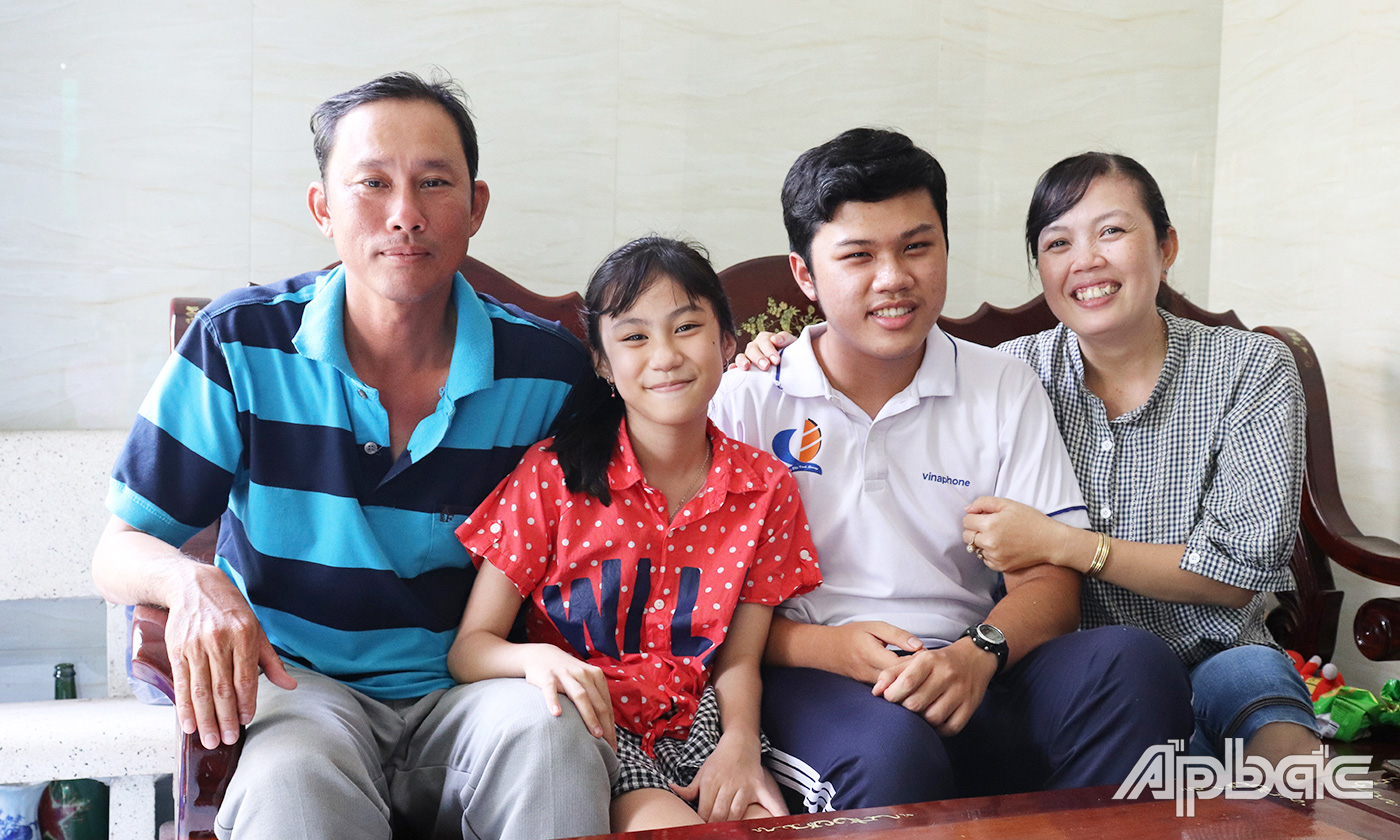 Gia đình Tiến Đạt vui mừng vì kết quả kỳ thi đánh giá năng lực.