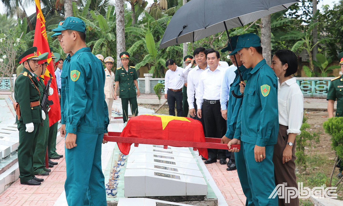 Đưa hài cốt liệt sĩ về 