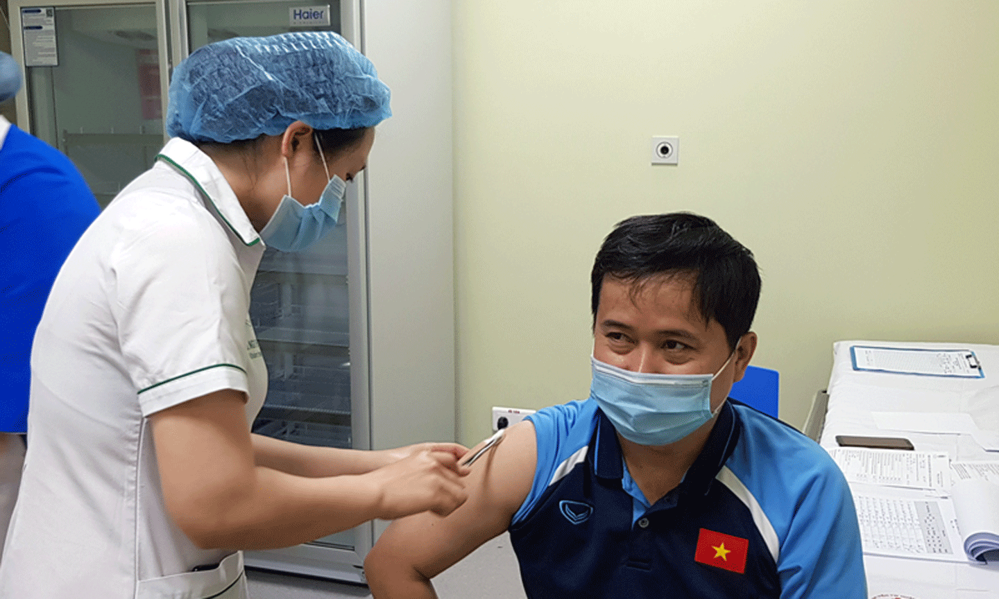 Bác sĩ  ĐTQG Trần Anh Tuấn được tiêm phòng Covid-19. 