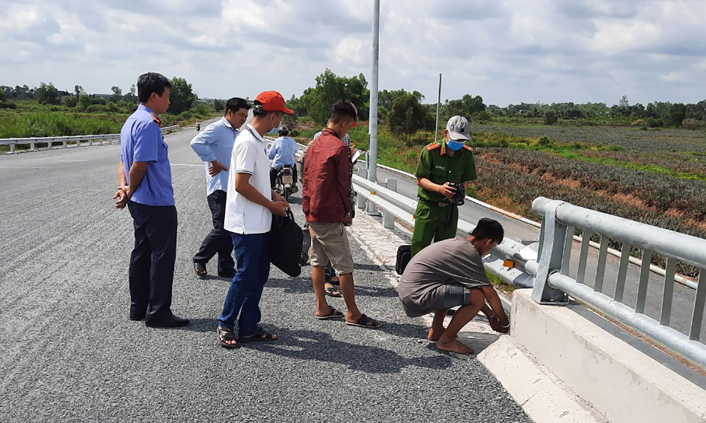 Cơ quan chức năng tiến hành thực nghiệm hiện trường. 