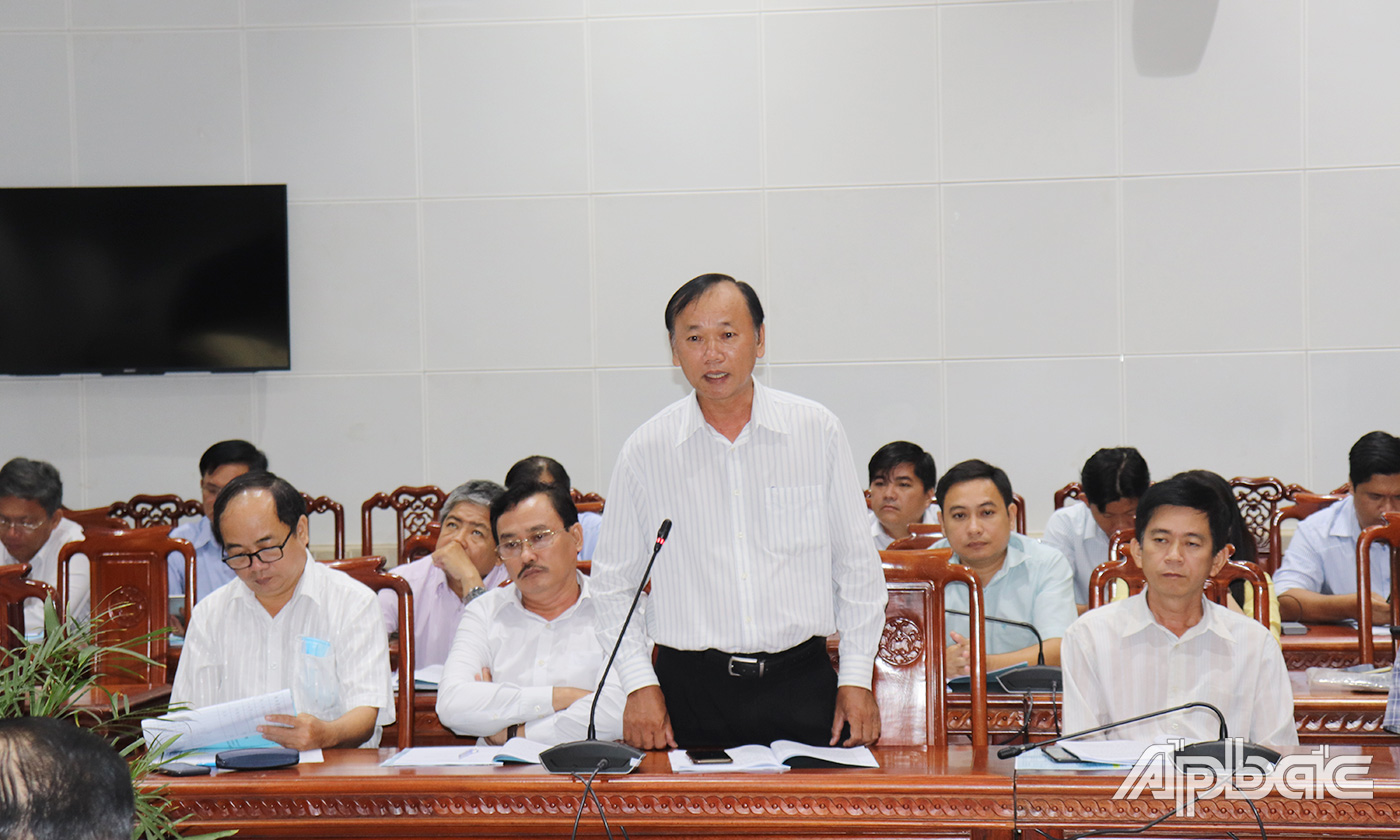 Hiệu trưởng trường Cao đẳng Tiền Giang Nguyễn Quang Khải đóng góp ý kiến tại hội nghị.