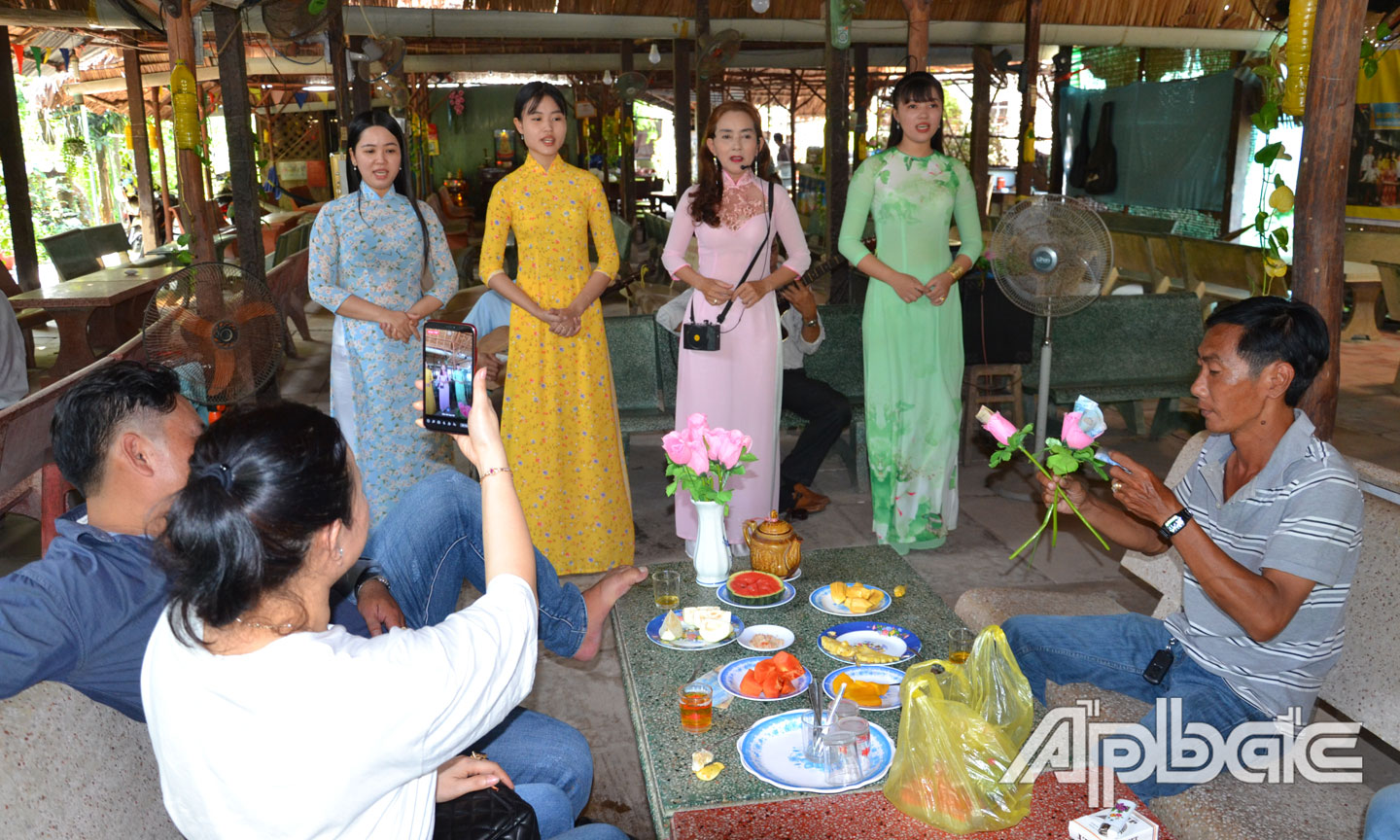 Khách du lịch thưởng thức đờn ca tài tử tại Điểm du lịch Công đoàn Thới Sơn. 