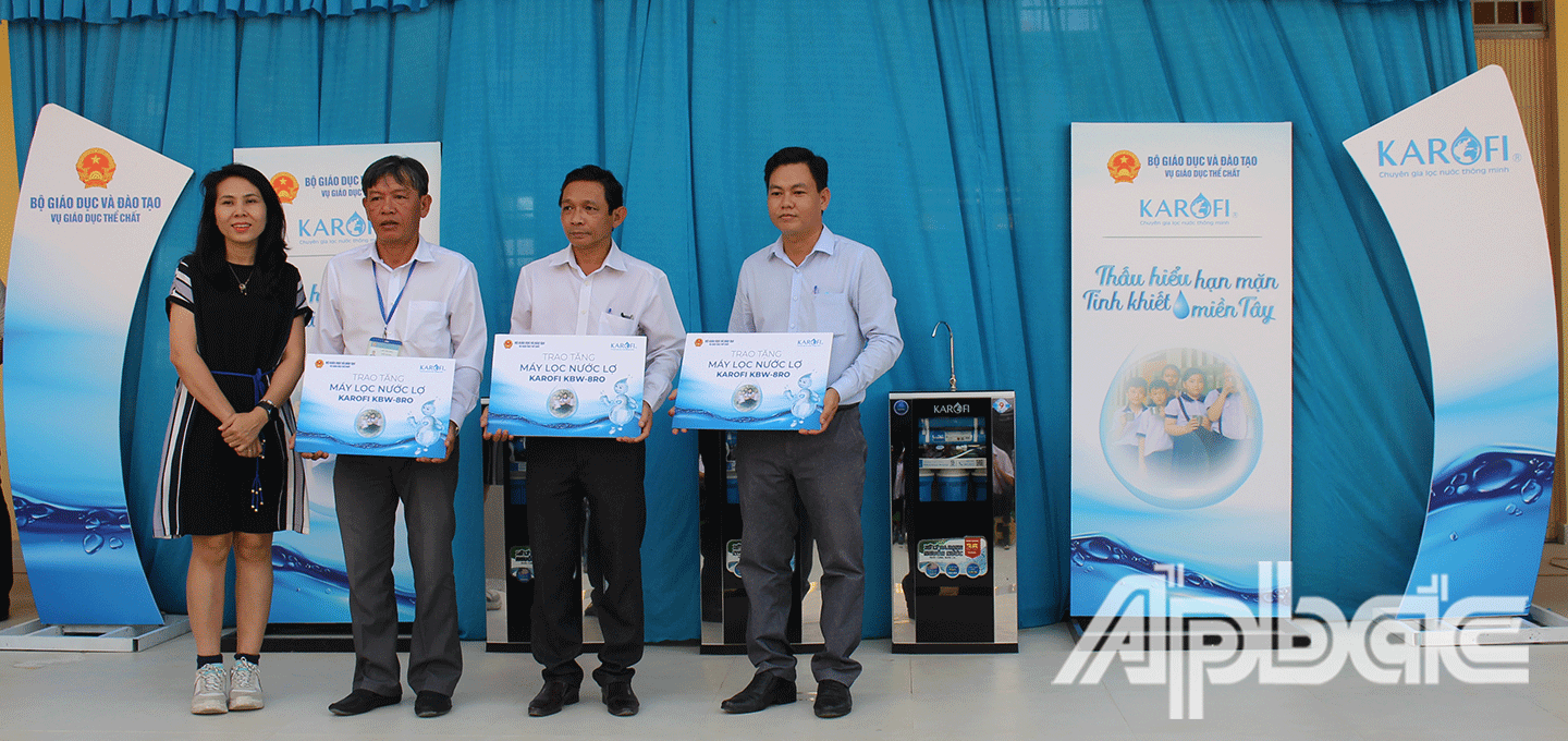 Đại diện tập đoàn Karofi trao tặng các máy lọc nước cho các trường. 