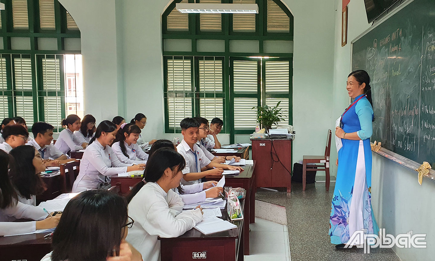 Học sinh lớp 12 Trường THPT Nguyễn Đình Chiểu trong giờ học trên lớp. 