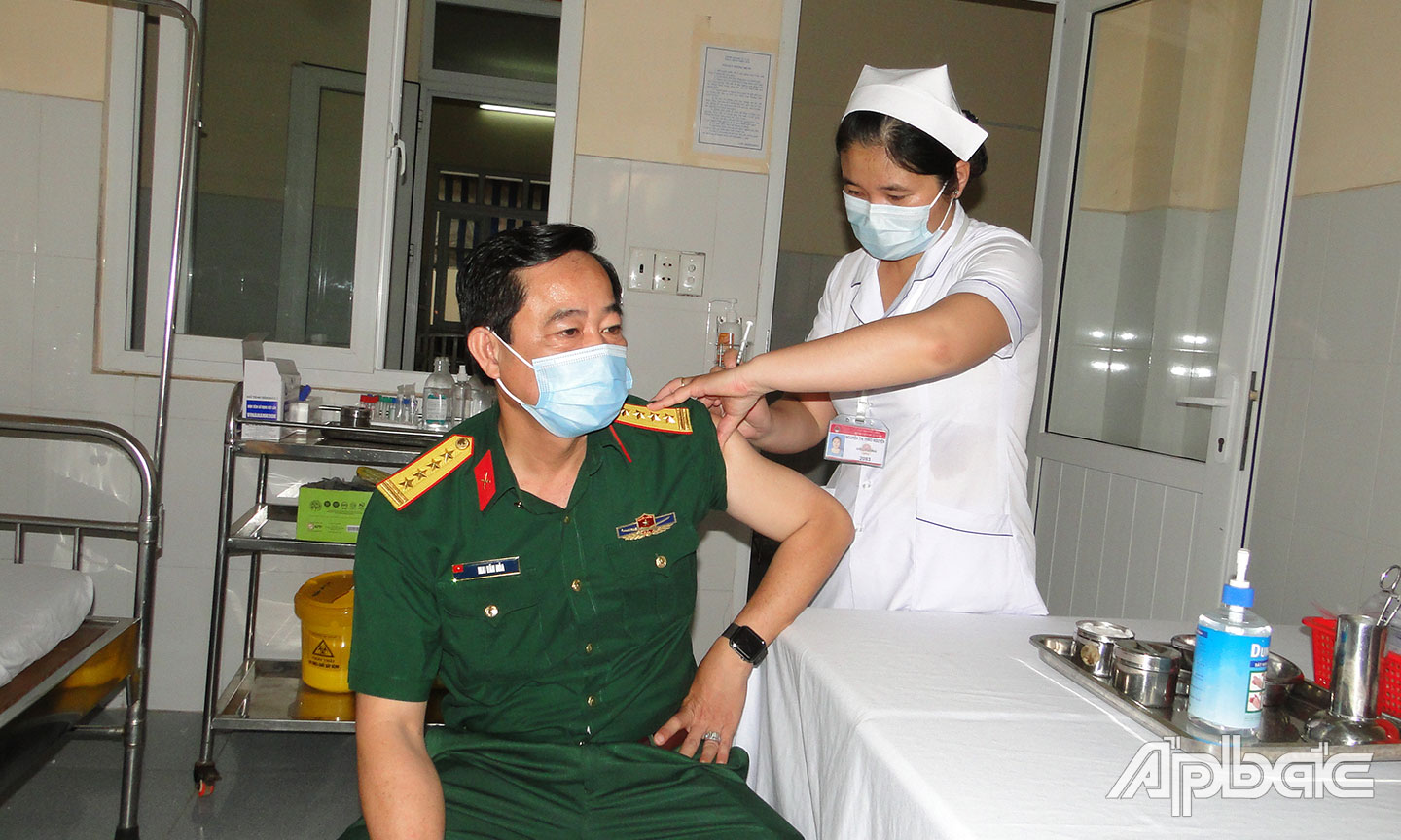 Đại tá Mai Văn Hòa, Chính ủy Bộ Chỉ huy Quân sự tỉnh Tiền Giang là quân nhân đầu tiên của tỉnh tiêm vắc xin ngừa Covid-19.