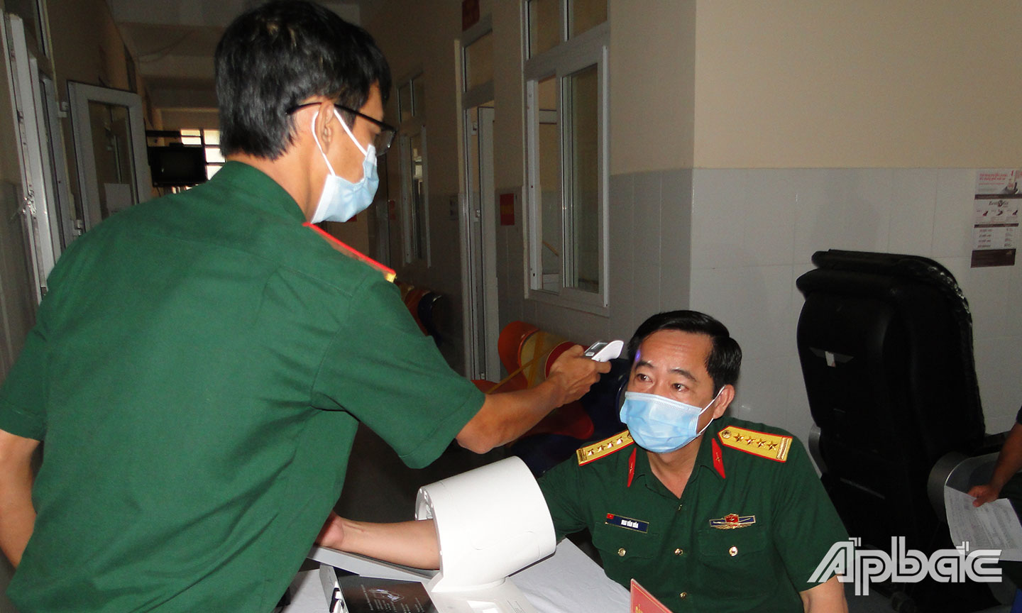 Kiểm tra sức khỏe cho quân nhân trước tiêm chủng.