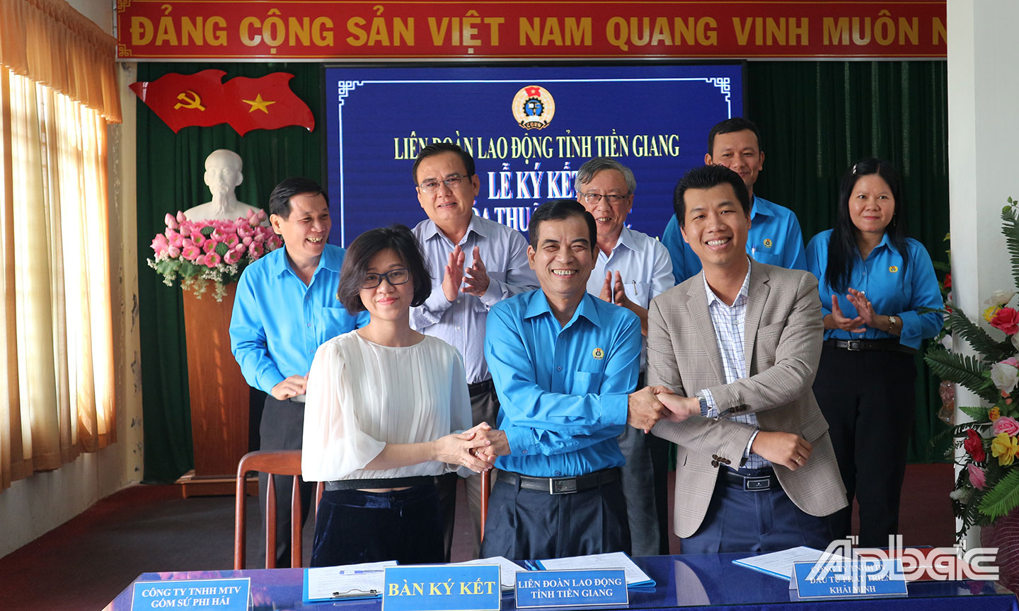 Lễ ký kết thỏa thuận hợp tác giữa LĐLĐ tỉnh với 2 DN để cung cấp các sản phẩm, dịch vụ ưu đãi cho tổ chức Công đoàn và đoàn viên công đoàn. 