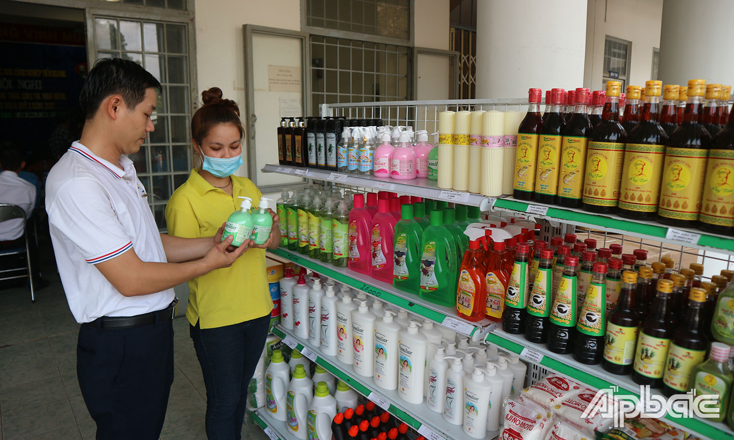 Đoàn viên tham khảo, mua sắm sản phẩm của Chương trình.