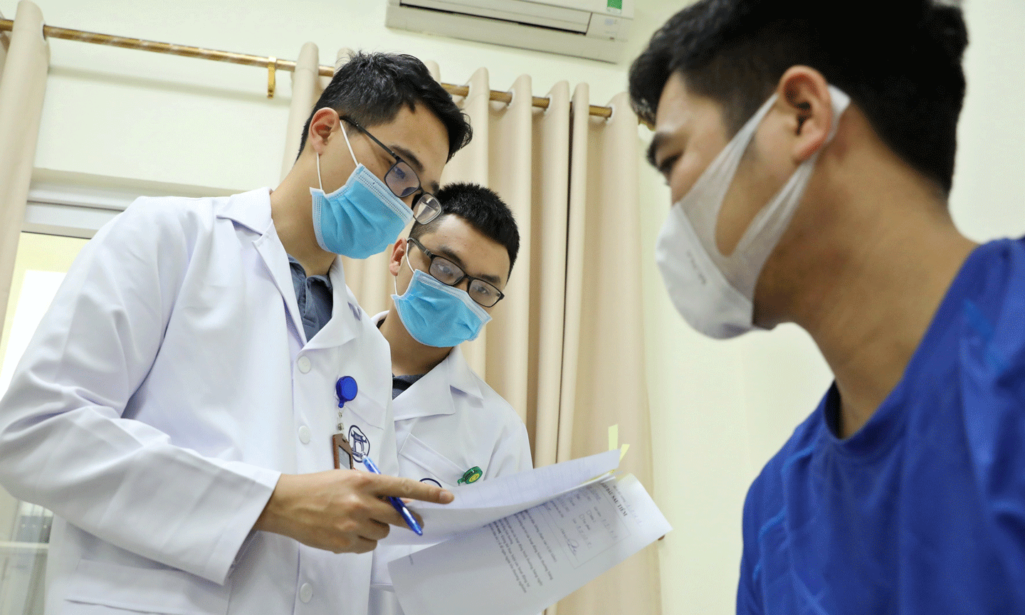 15 tình nguyện viên tiêm thử nghiệm mũi 1 vaccine COVIVAC phòng COVID-19 hoàn thành thời gian theo dõi sau tiêm. (Ảnh: Minh Quyết/TTXVN)