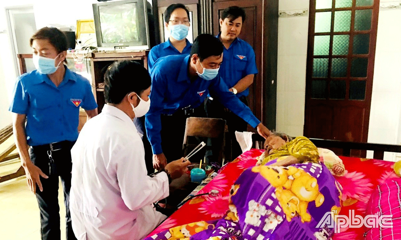 Ban Thường vụ Đoàn khối phối hợp tổ chức thăm, tặng quà, khám bệnh, phát thuốc miễn phí cho gia đình chính sách xã Phước Lập, huyện Tân Phước.