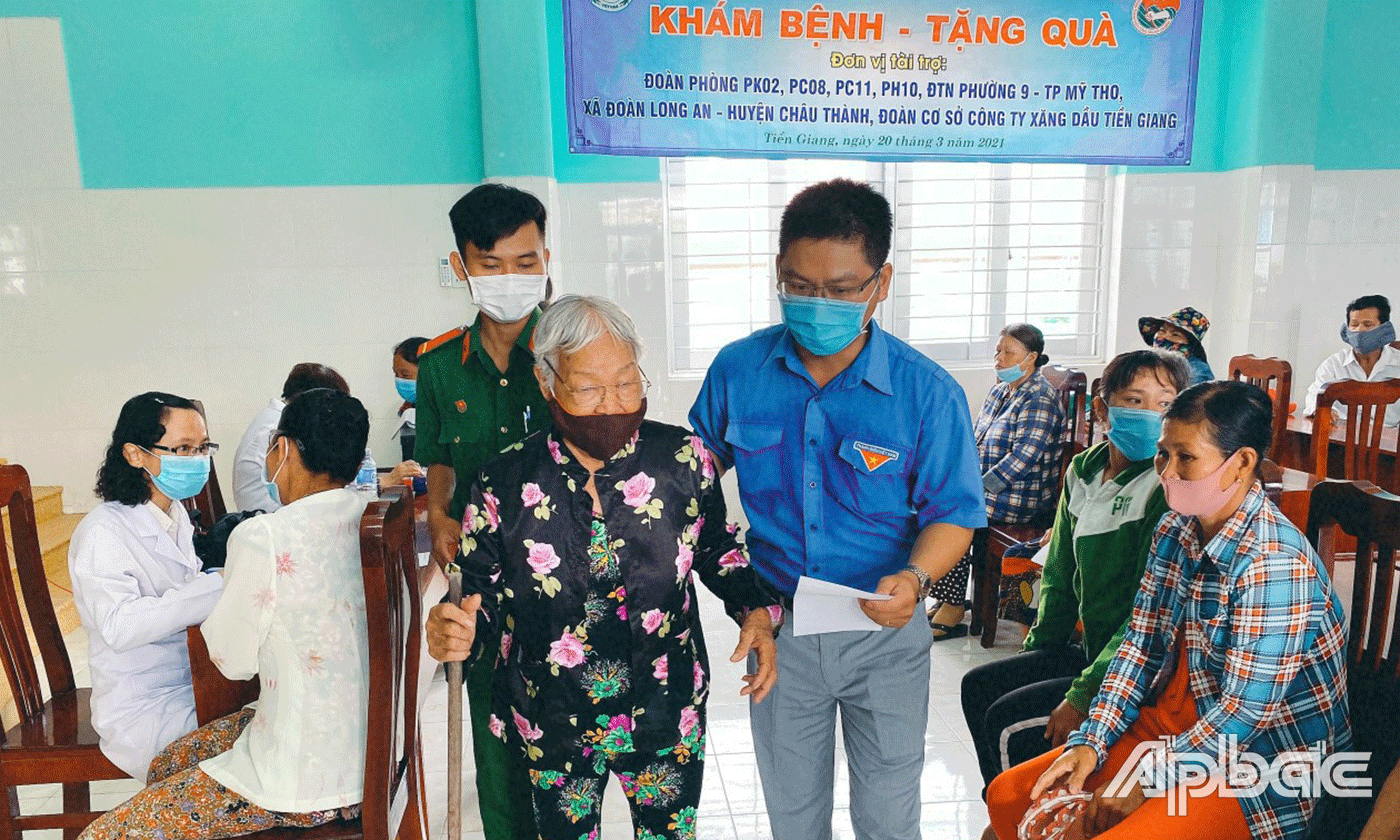Đoàn cơ sở Công ty Xăng dầu Tiền Giang tổ chức khám, phát thuốc miễn phí, tặng quà, tuyên truyền phòng chống Covid-19 cho nhân dân xã Gia Thuận, huyện Gò Công Đông.