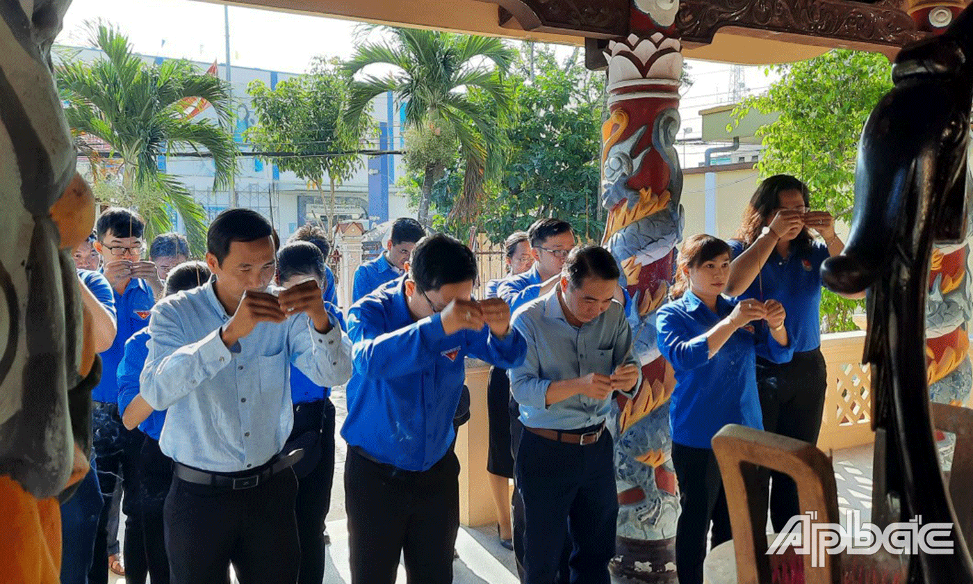 Chi đoàn Ngân hàng Nhà nước tỉnh, Trường Chính trị phối hợp tổ chức về nguồn Lăng Tứ Kiệt, trên địa bàn phường 01, Thị xã Cai Lậy