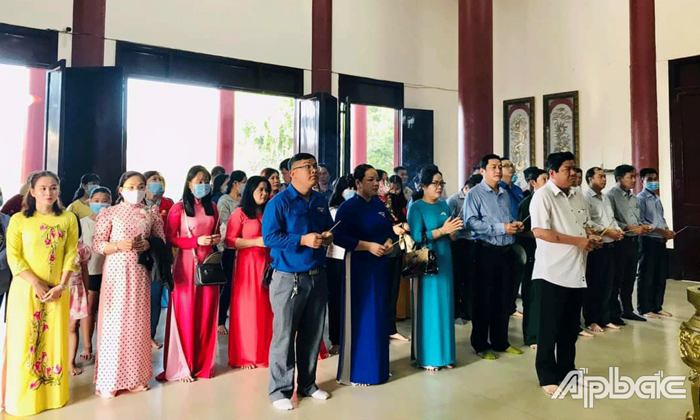 chi đoàn Công ty TNHH MTV Công trình Đô thị Mỹ Tho về nguồn khu lưu niệm nữ tướng Nguyễn Thị Định- tỉnh Bến Tre.
