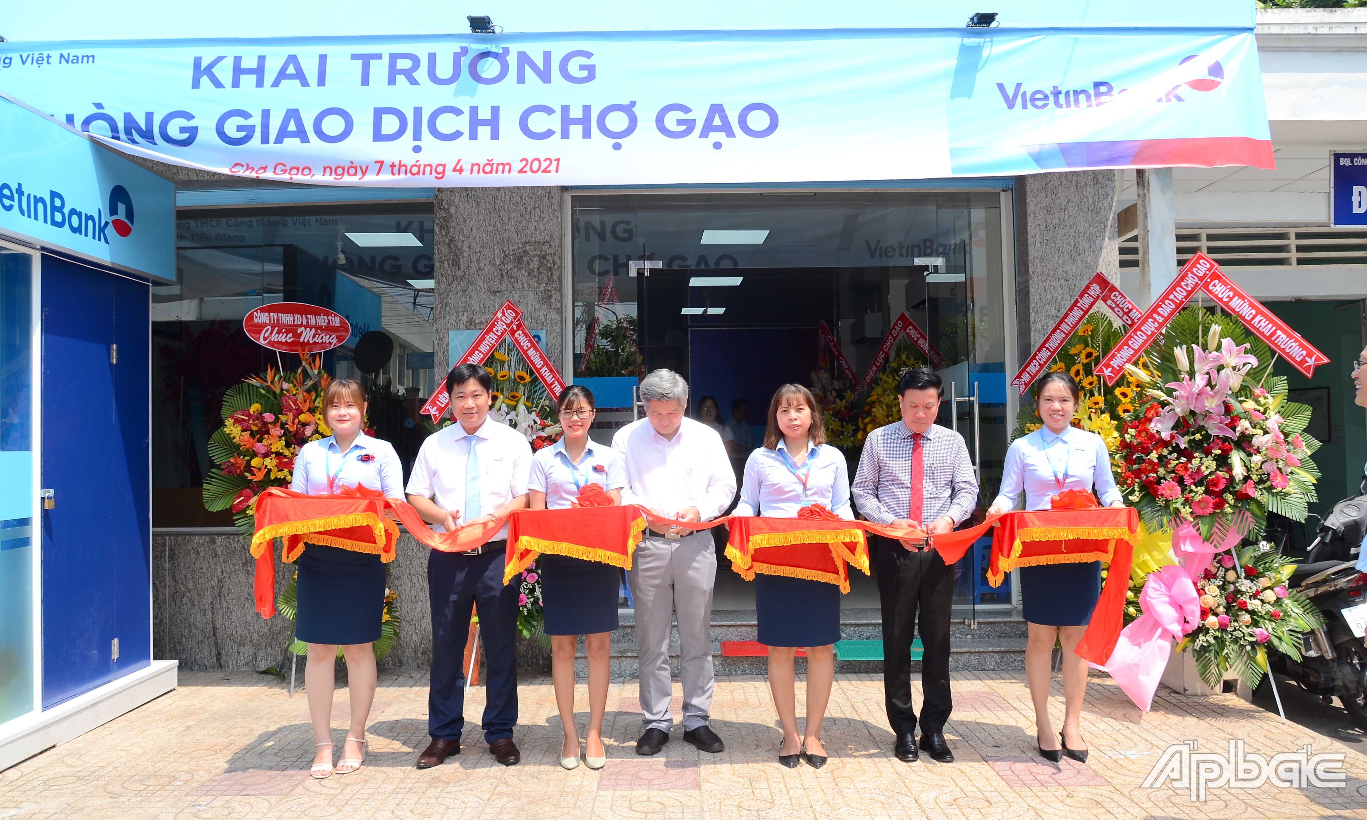 Cắt băng khai trương Phòng giao dịch Chợ Gạo.