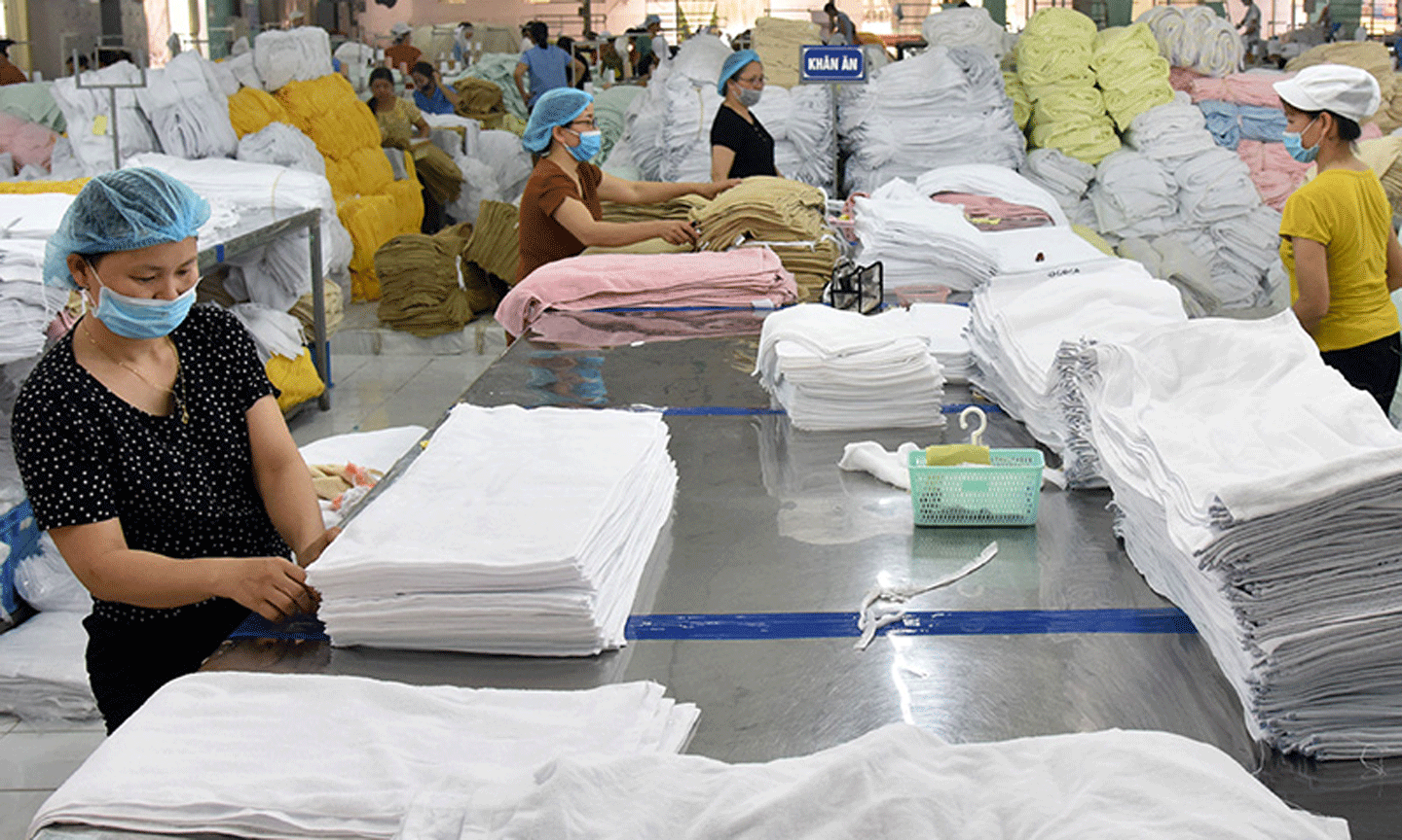 Công nhân Công ty cổ phần dệt may Sơn Nam (TP Nam Định) sản xuất các loại khăn bông và sợi xuất khẩu.