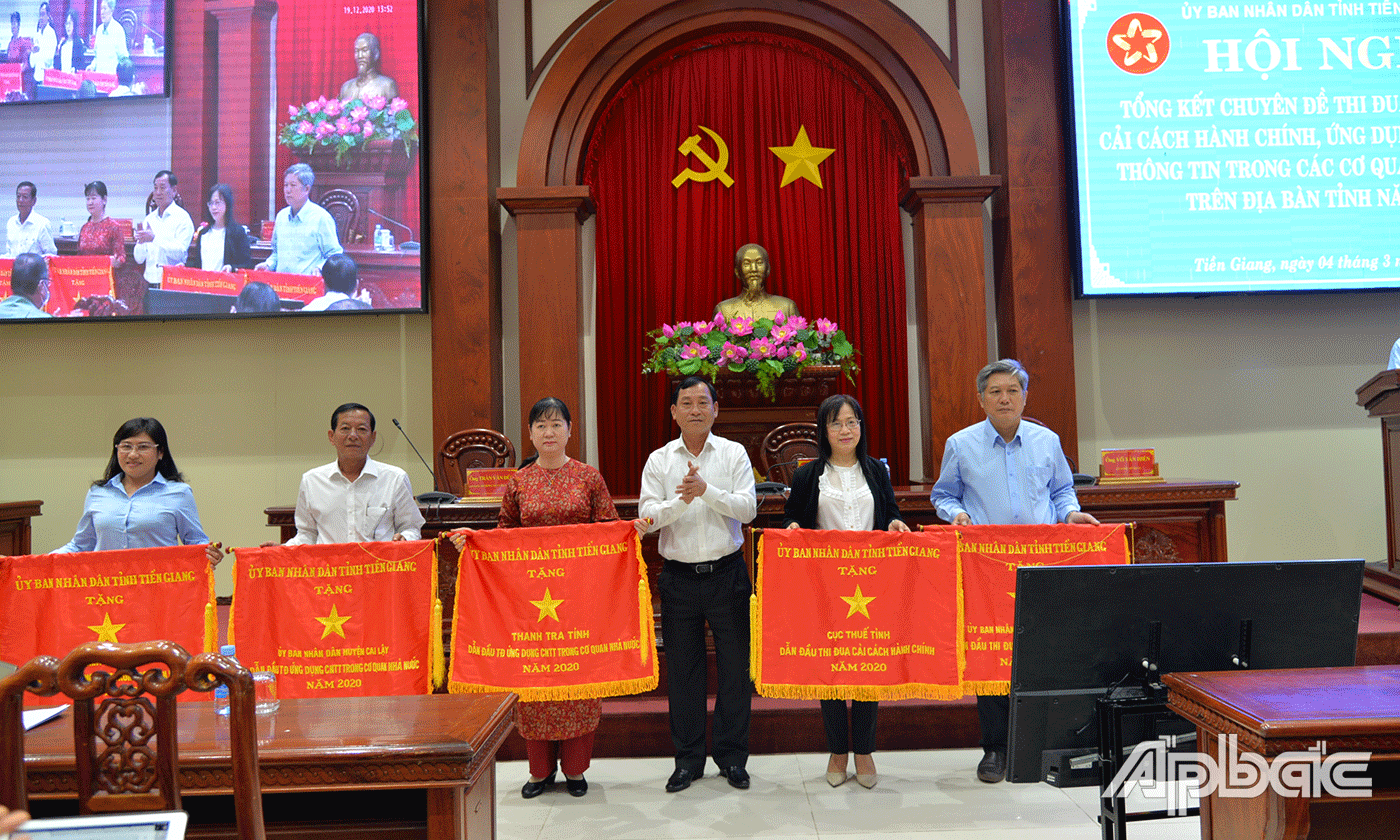 Đồng chí Nguyễn Văn Vĩnh trao Cờ thi đua cho 5 tập thể có thành tích trong thực hiện 2 chuyên đề thi đua CCHC và ứng dụng CNTT năm 2020.