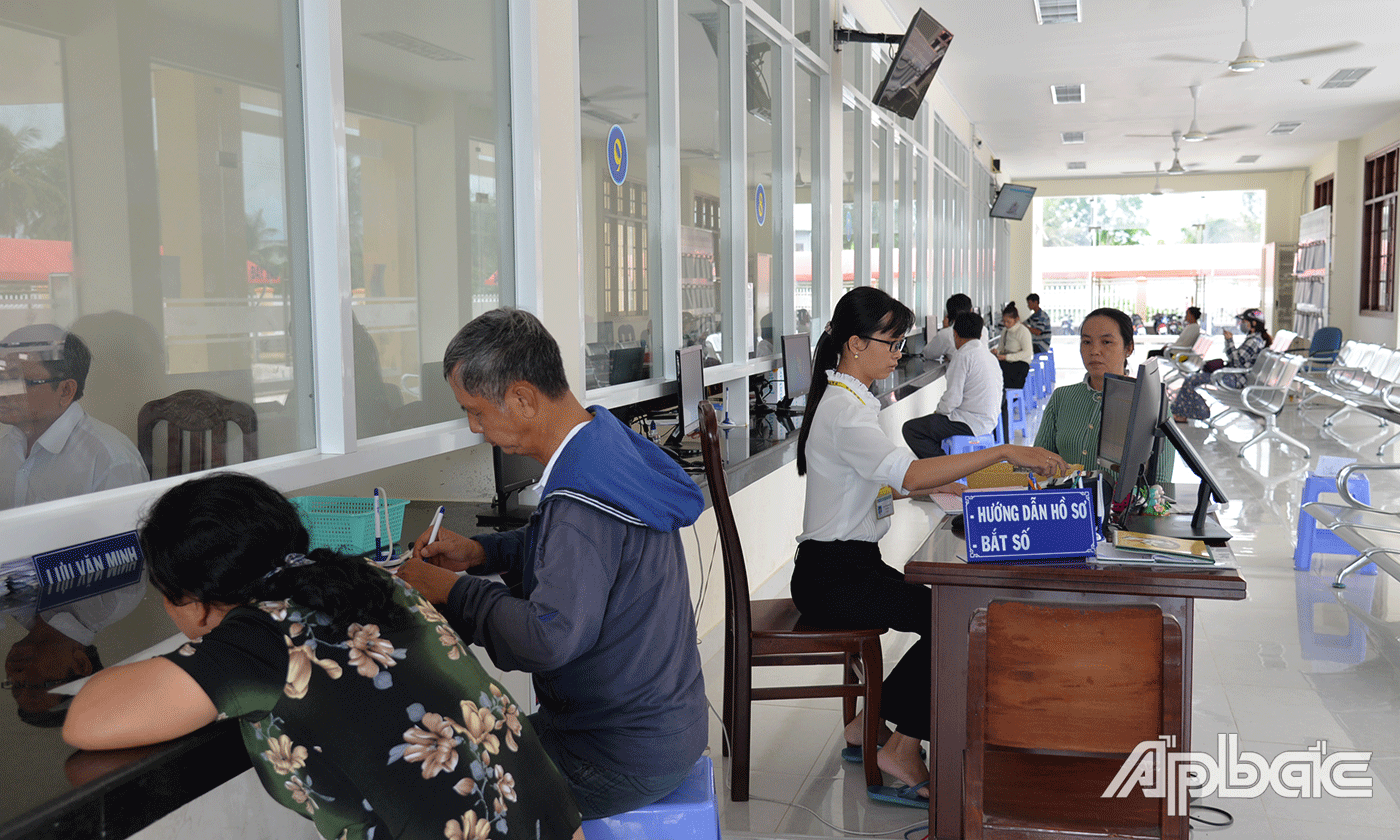 Giai quyết TTHC tại các địa phương ngày càng nhanh và tiện lợi.