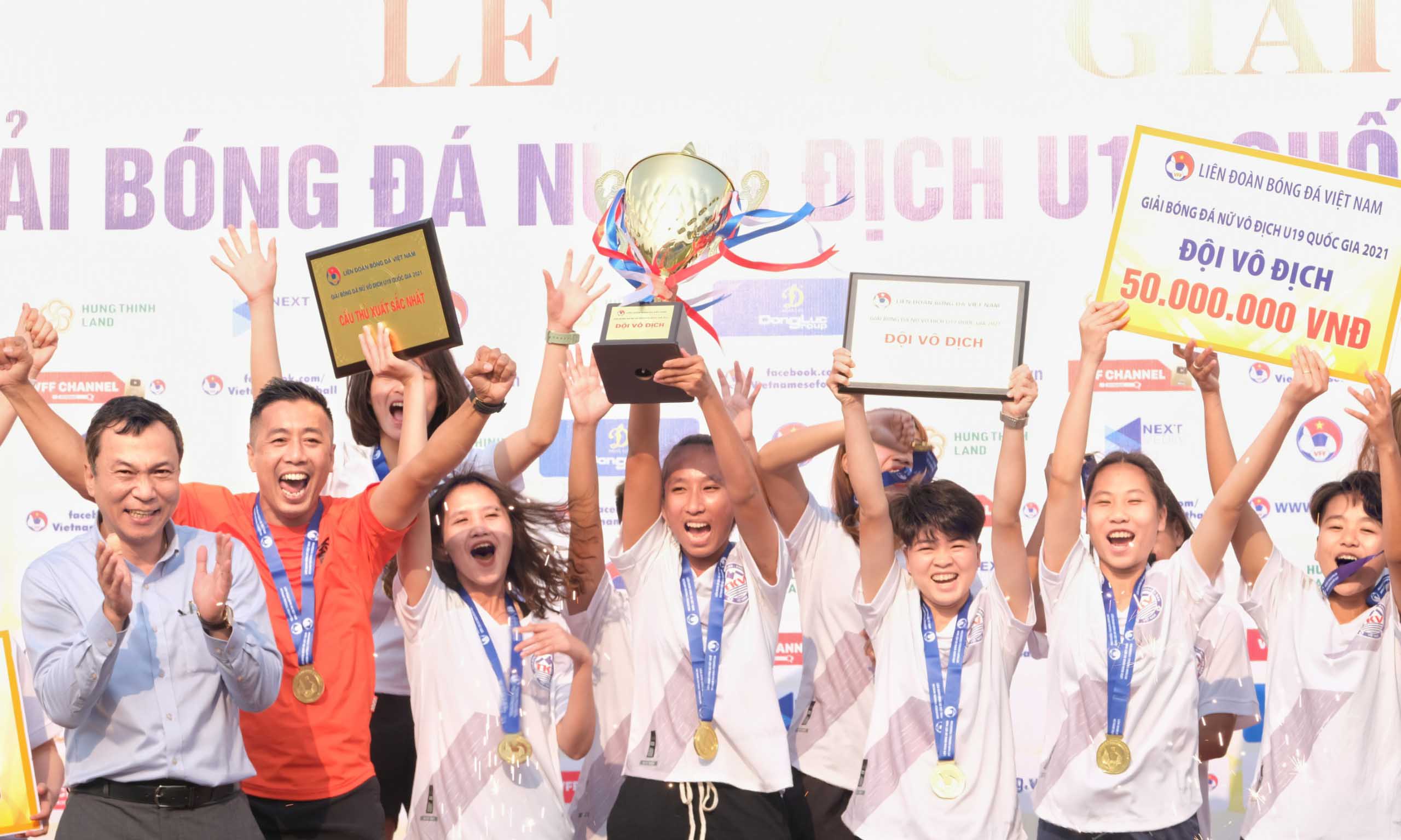Phó Chủ tịch thường trực LĐBĐVN Trần Quốc Tuấn trao cúp cho đội Vô địch U19 nữ Than KSVN.