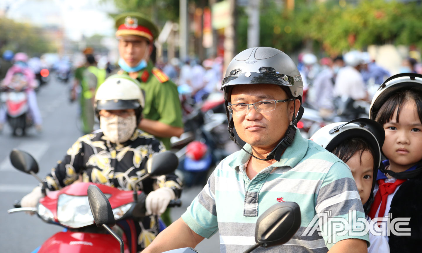 Đội mũ bảo hiểm khi tham gia giao thông để trẻ em được an toàn hơn.