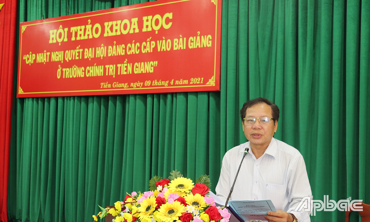 Phó Hiệu trưởng Trường Chính trị Tiền Giang Nguyễn Thức Bảo phát biểu đề dẫn hội thảo.