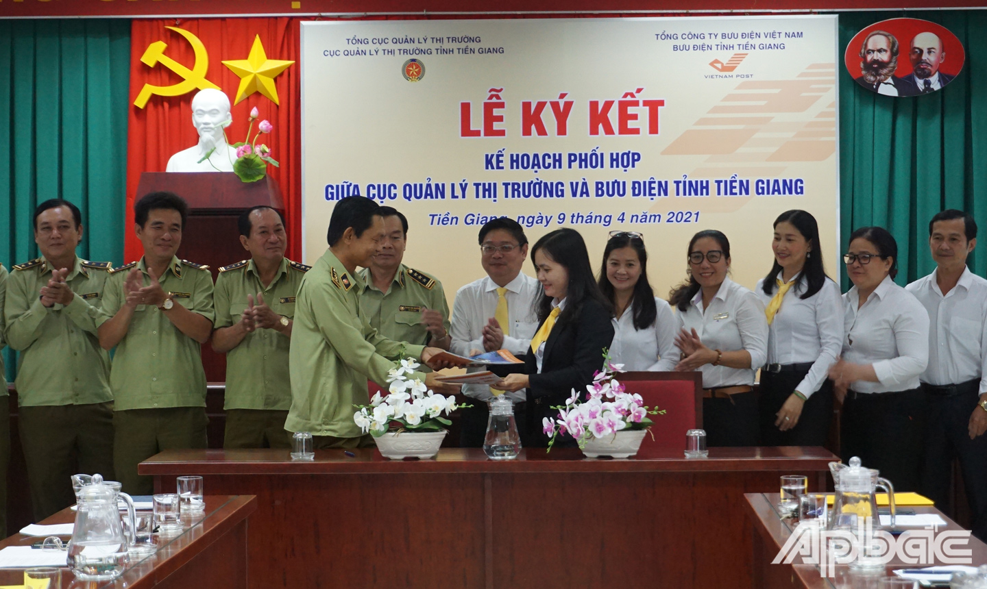 Lãnh đạo 2 đơn vị thực hiện nghi thức ký kết chương trình phối hợp