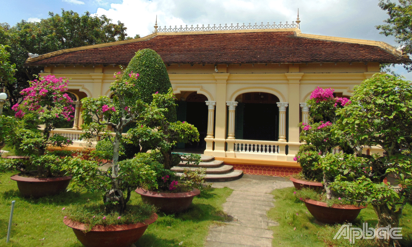 Ngôi nhà cổ của gia đình ông Phan Văn Đức (ở ấp An Lợi, xã Đông Hòa Hiệp, huyện Cái Bè), ngôi nhà được xây dựng từ năm 1850, với sự kết hợp hài hòa của 2 lối kiến trúc Á - Âu.