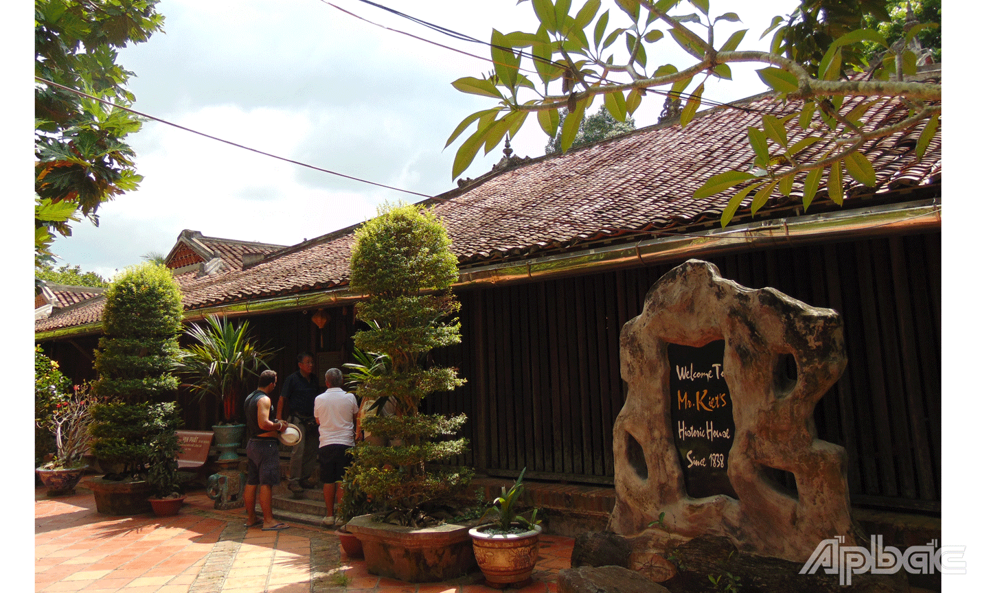Ngôi nhà cổ của ông Trần Tuấn Kiệt (ở ấp Phú Hòa, xã Đông Hòa Hiệp) của dòng họ Trần tại huyện Cái Bè nổi tiếng độc đáo vì toàn bằng gỗ, được xây dựng vào khoảng năm 1838 và được mệnh danh là “cửu đại mỹ gia” (chín ngôi nhà đẹp) của Việt Nam.
