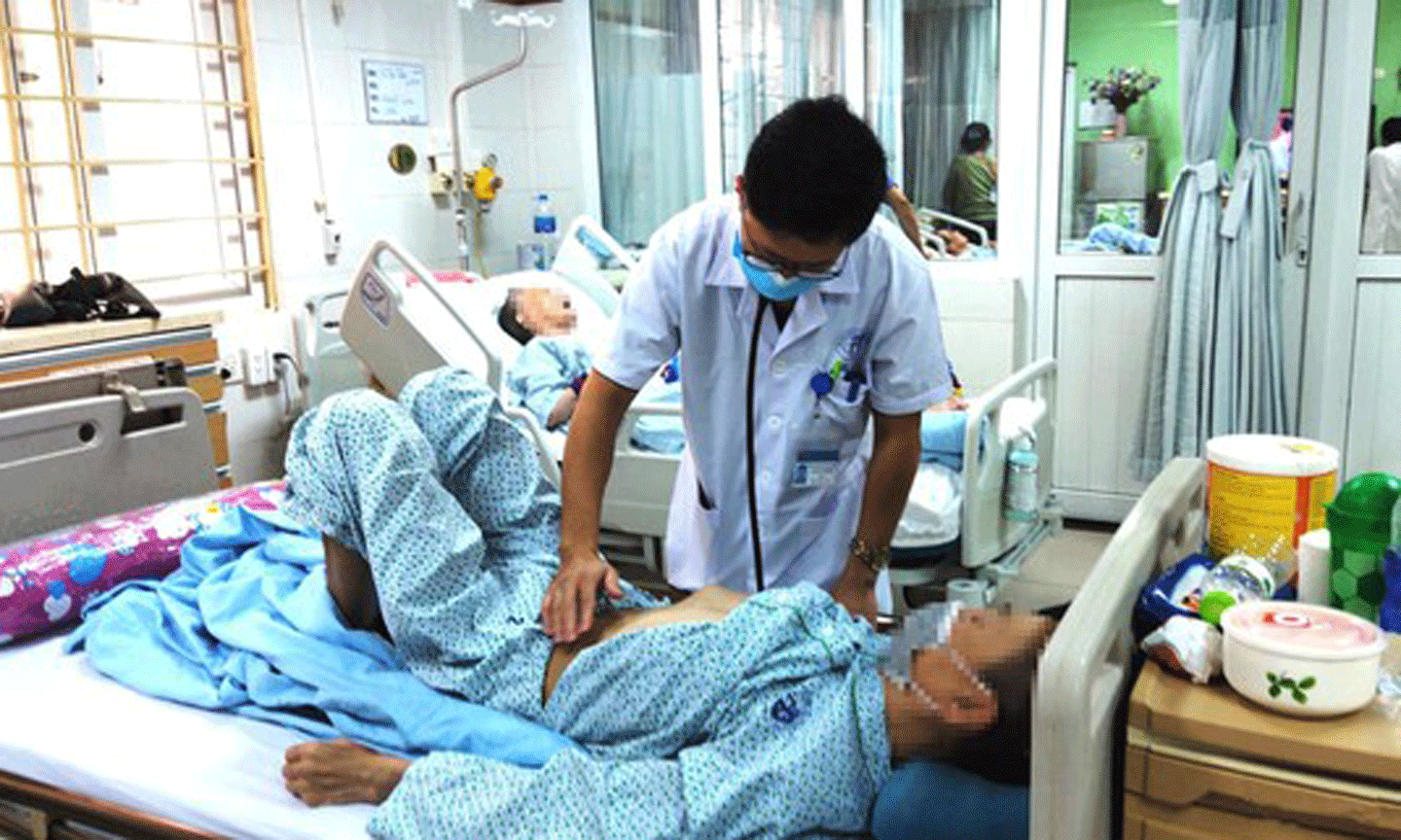 Các bác sĩ kiểm tra sức khỏe một trường hợp bị ngộ độc thuốc nam.
