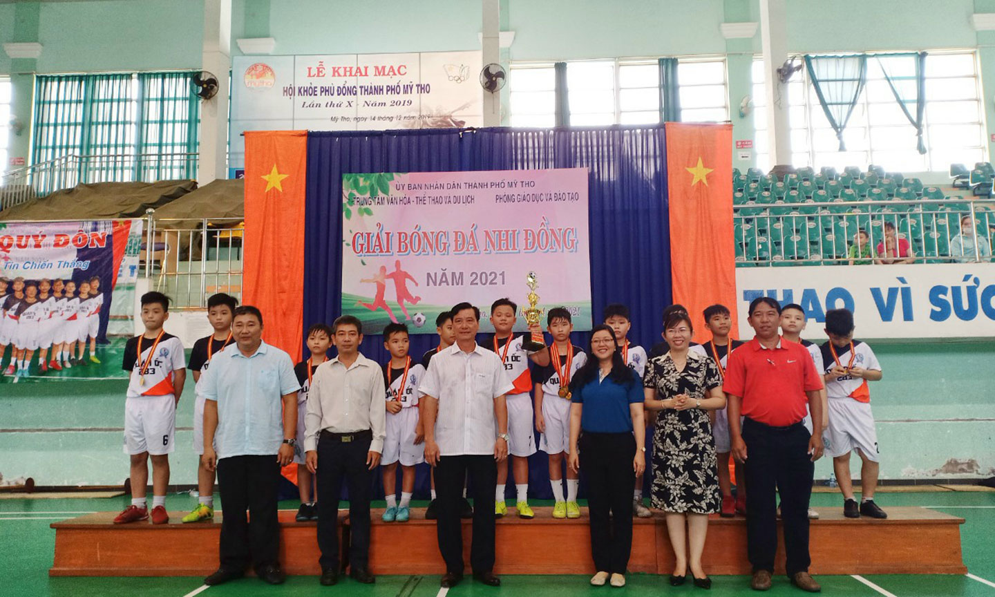 Ban tổ chức chụp ảnh lưu niệm cùng đội vô địch.